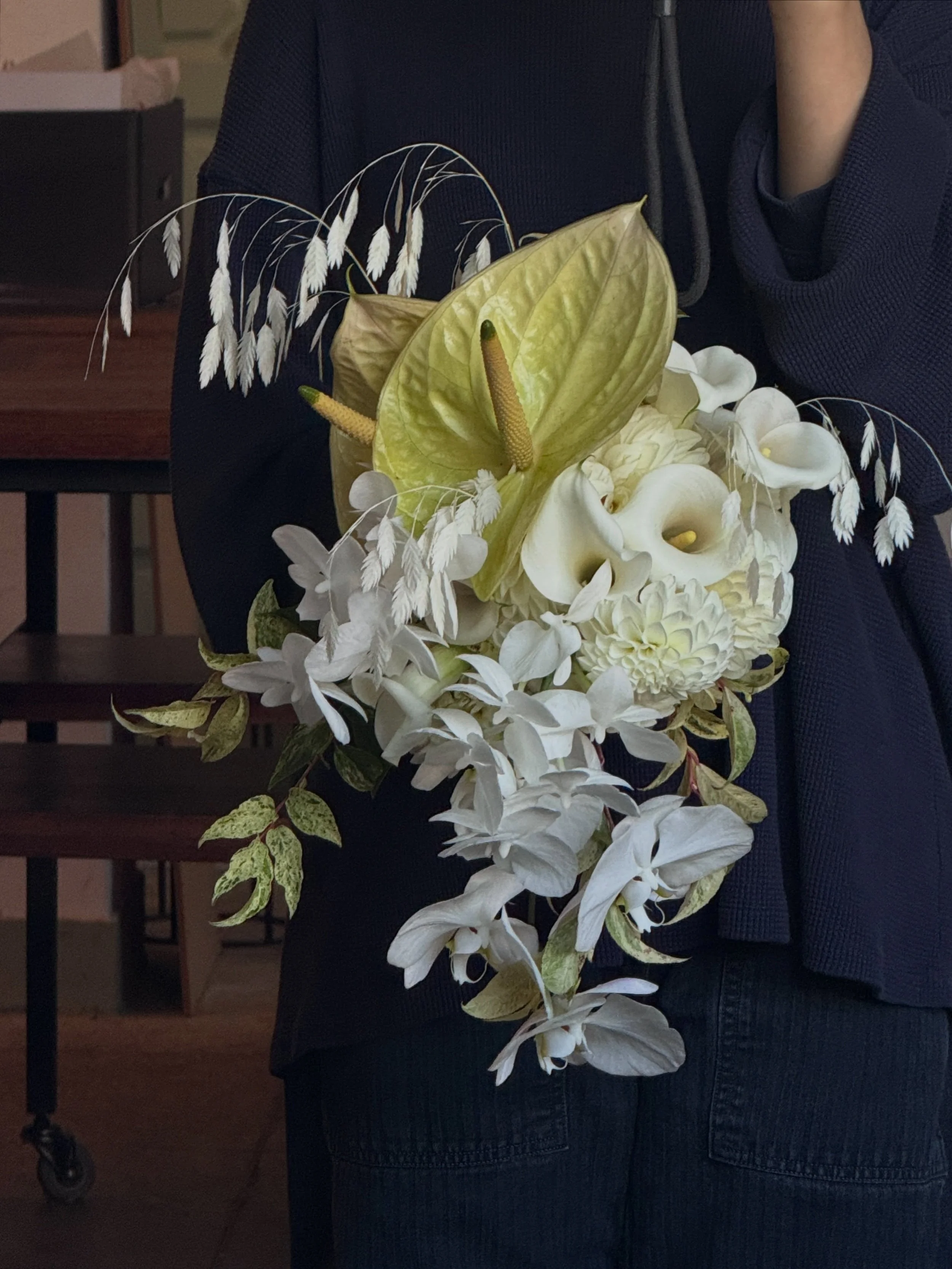 ⠀⠀⠀⠀⠀⠀⠀⠀⠀⠀⠀⠀⠀⠀⠀⠀ 
#kottbatt_bouquet
#kottbatt_corsage 

부케는 부케답게!
결혼을 축하드립니다!! 🤍

탱고가 이어준 멋진 커플의 멋진 성당 웨딩 ✨
이라니 너무 멋지고요- (2부 의상도 넘 멋졌어요!)

#무려다알리아를속박이로쓰는사치를부렸는데
#다알리아아니랄까봐애벌레도두마리따라갔다는소식;;
#🐛이러디마나한테... ㅠㅠ 안정형이셔서 그나마 다행;;

미아내요 지영씨 싸랑해요 곧 만나서 더 많은 얘기