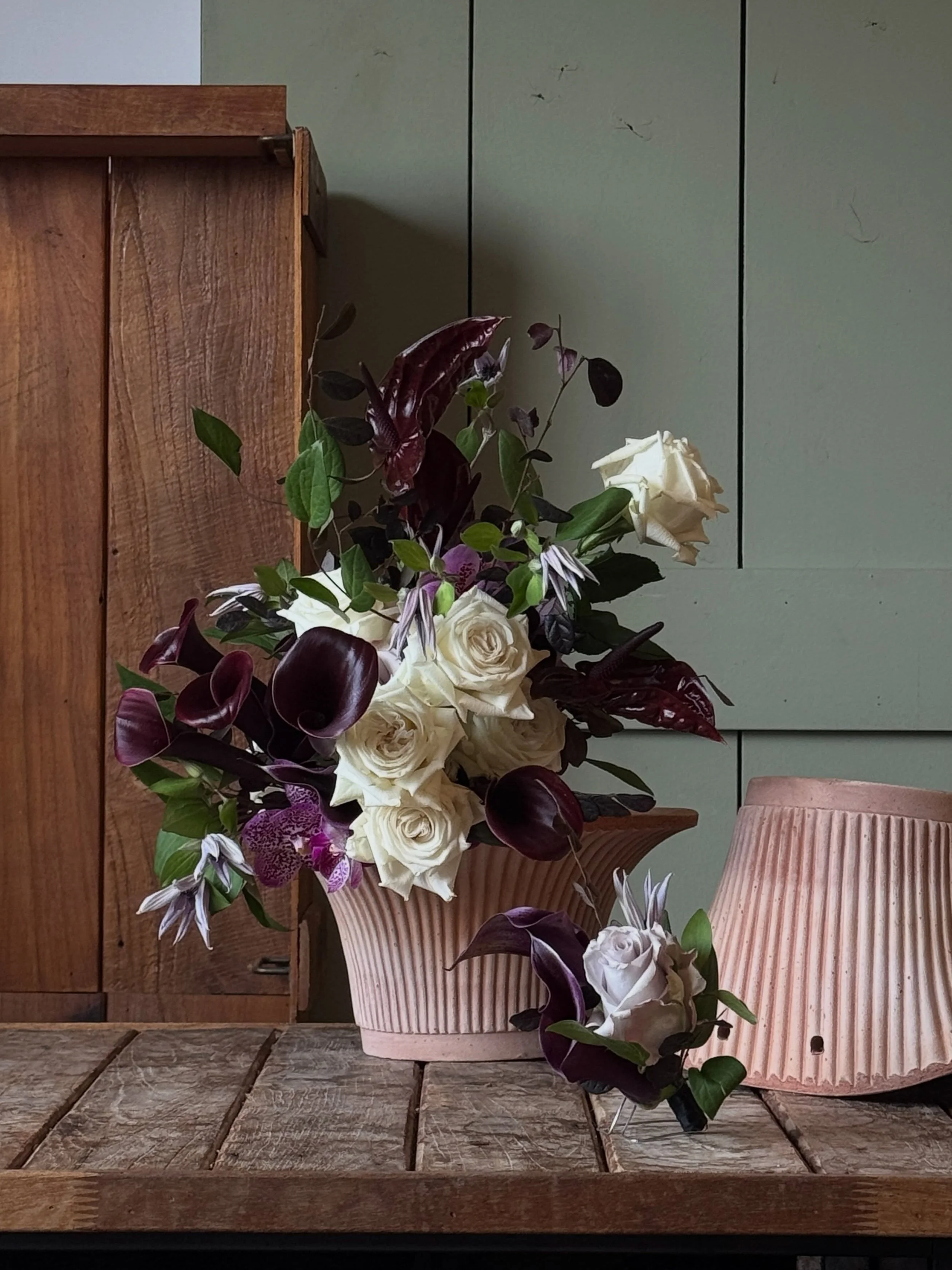 ⠀⠀⠀⠀⠀⠀⠀⠀⠀⠀⠀⠀⠀⠀⠀⠀ 
#kottbatt_bouquet
#kottbatt_corsage 

망원동 탱구! 나ㅇㅔ 니팅쌤이자 레귤러서비스의 싸장님 영희씨,
결혼 너무너무 축하드려요! 💜

결혼식의 모든 모먼트가, 모두가 주인공이고 싶어한다던 모든 등장인물들이, 신부보다도 달려오는 강아지에(만) 활짝 웃으시는 남편분까지 ㅋㅋㅋ 하나같이 다 너무 사랑스러워서 우끼고 눈물나고 콧물나고. ㅠㅠ 그랬답니다.

부케의 메인 컬러를 딱 정하기 어려