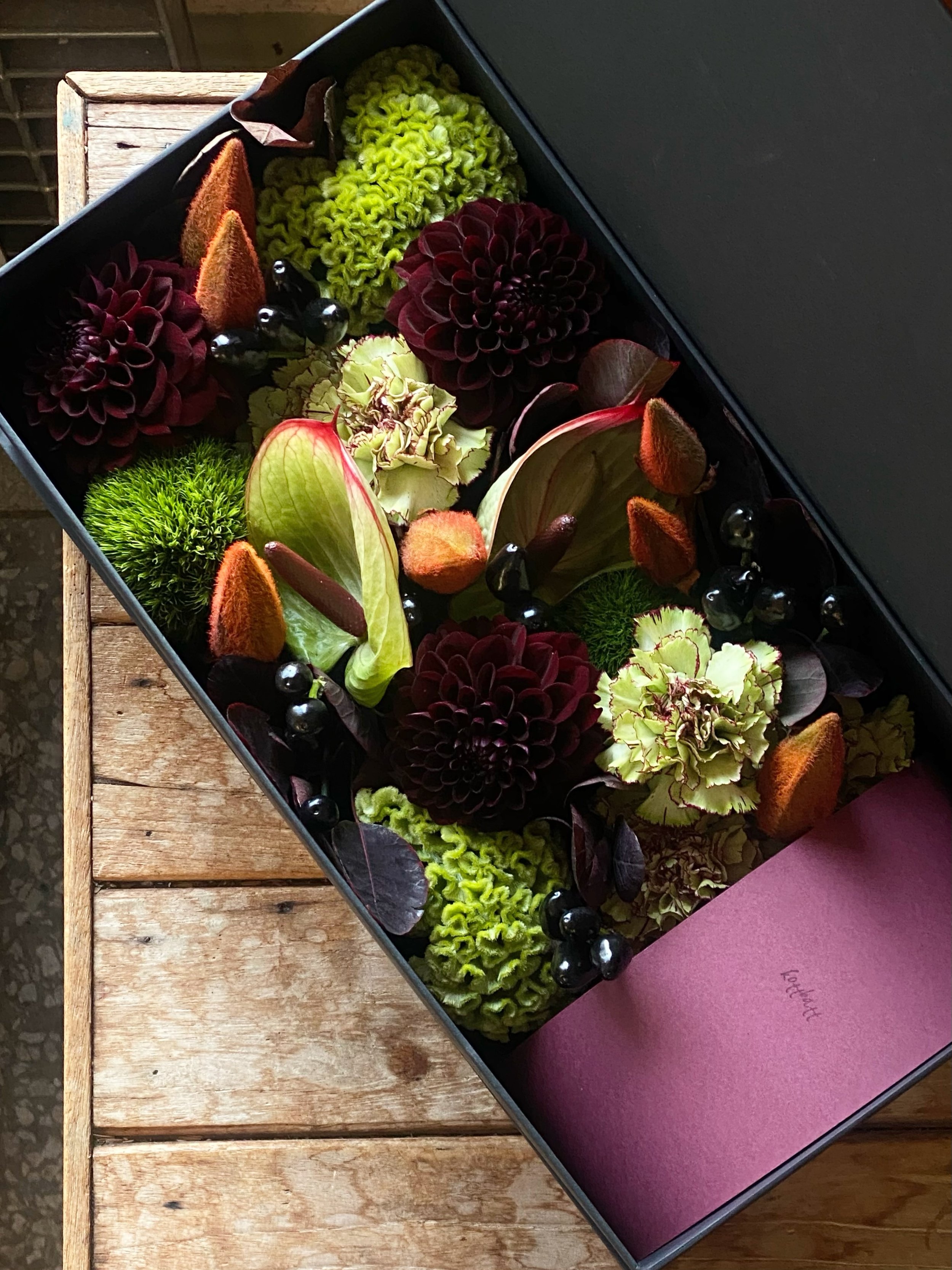 ⠀⠀⠀⠀⠀⠀⠀⠀⠀⠀⠀⠀⠀⠀⠀⠀ 
#kottbatt_flowerbox

Professional Florist Course - ESSENTIAL 9
01_Floral Foam Design ①: Flower Box

ESSENTIAL 9 첫 수업은 꽃밭 수업 전반의 오리엔테이션으로 시작해 플로럴폼에 대한 기초 이론을 다루고 실습이 이어집니다. 반갑습니다. :-)

플로럴폼은 절화 작업에서는 아주 기본이 되는 부자재입니다. 수업에서는 이미 적셔둔 폼을