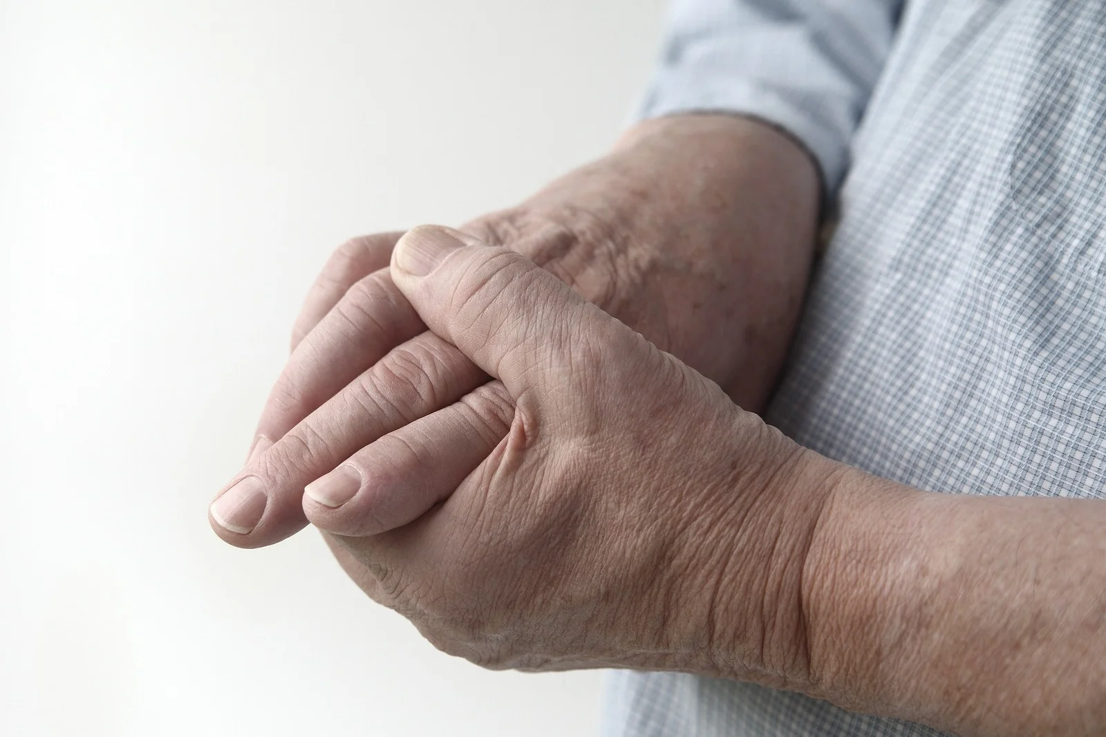 Народные средства для суставов. Больные суставы. Боль в суставах. Блуждающая боль в суставах разных частей тела причины. Ревматоидный артрит ноги.