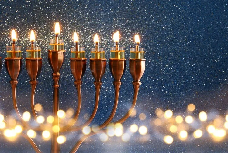 Encendido, Bendiciones y Hermosas Costumbres de Hanukkah