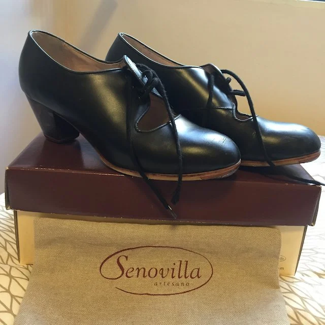 Black lace-up Senovilla flamenco shoes