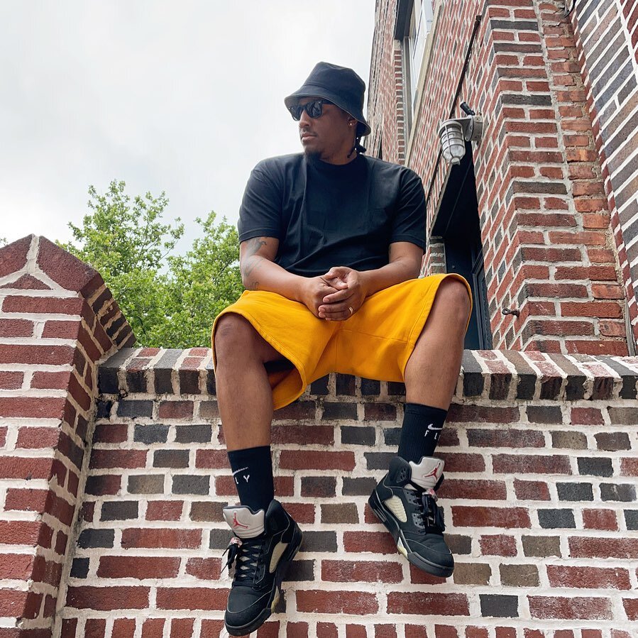 New York New York 🍎 🗽
#thinkjustinjames #newyork #brooklyn #buckethat #nike #jordan #brickwall #hiphop #explorepage #omgpage #cloudy #rayban #bigapple #fly #socks #rapper #streetstyle #shoes #blacktee