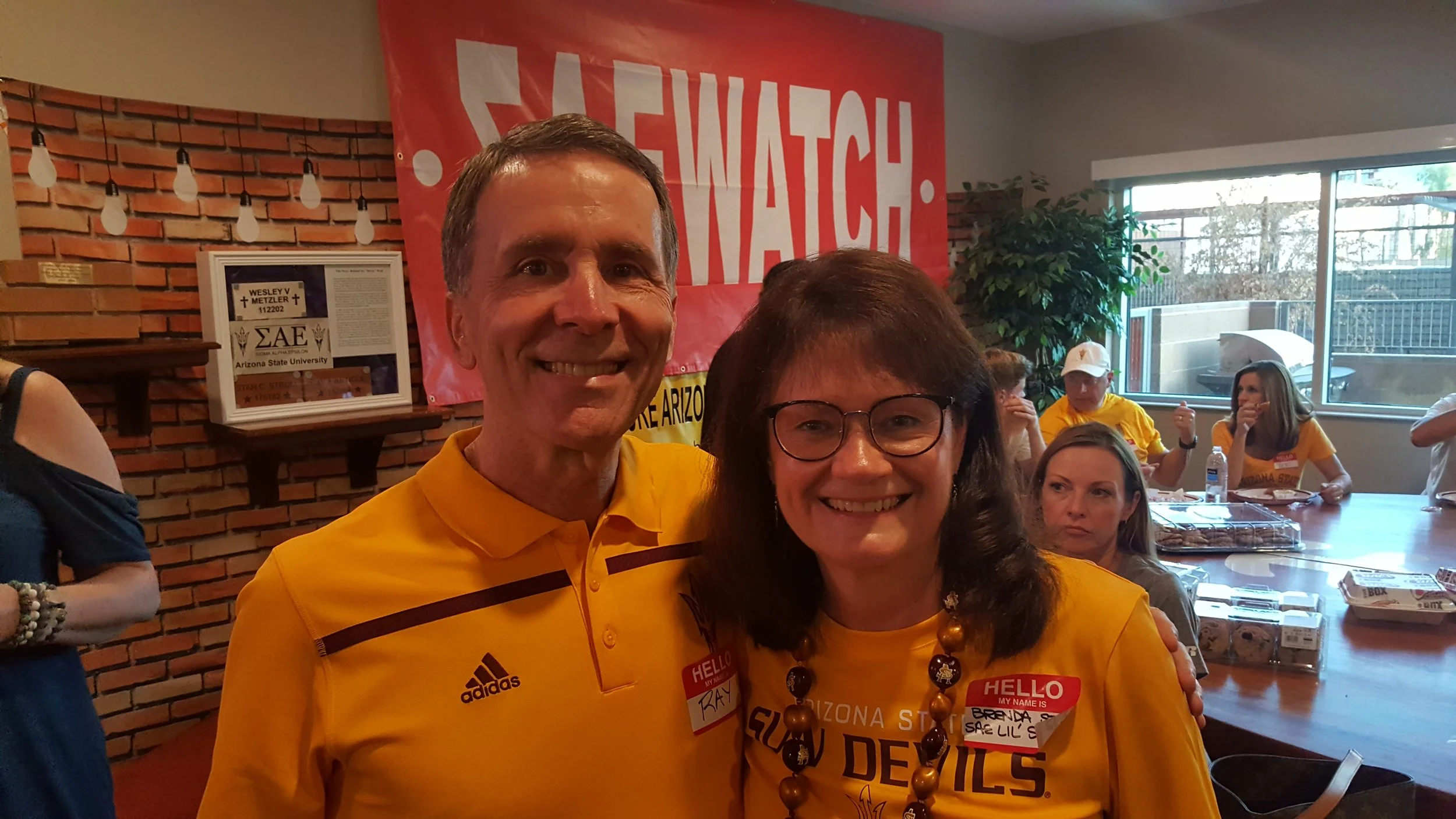 Ray Artigue visits with Pi Beta Phi alumnae Brenda Strom before game