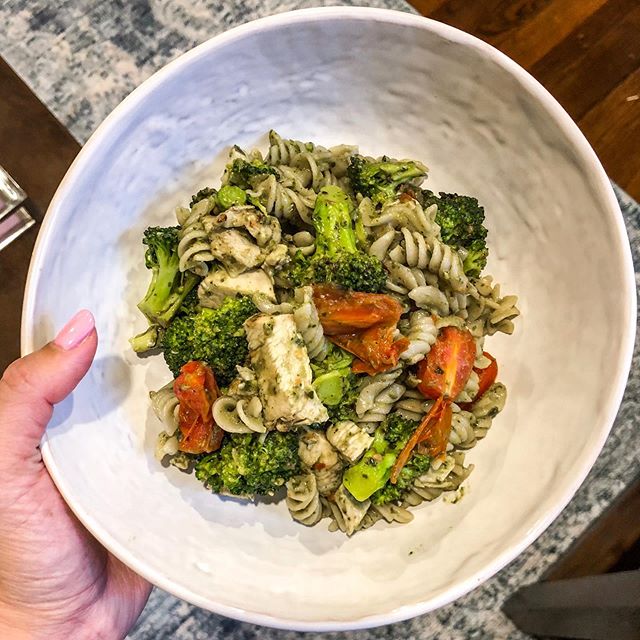 Dinner tonight: Pesto Chicken Pasta from @bareguide by @leahitsines 🥦 SO good and only took me 20 minutes to throw together! I also used brown rice pasta to make it gluten free! Discount code: BRITTNEYRAE10