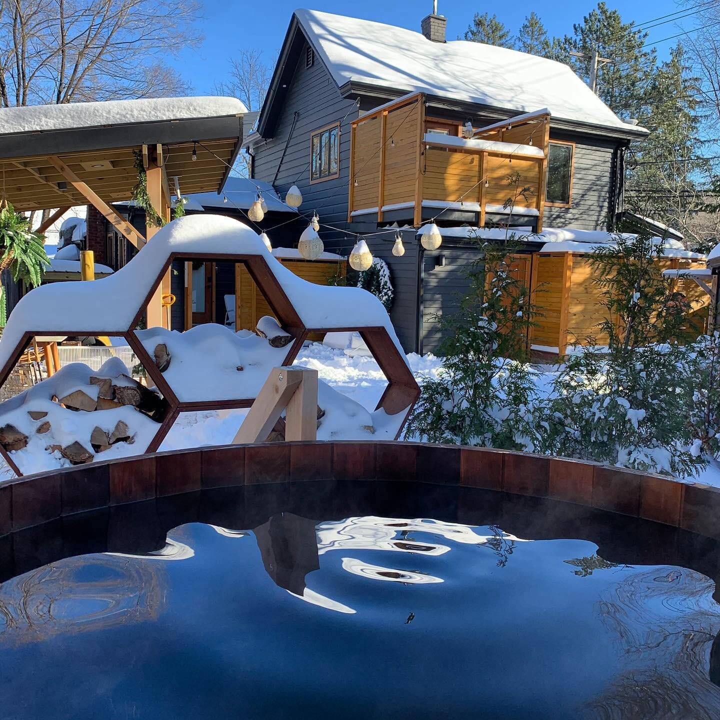 tag your hot tub club bud 🔥
&bull;
&bull;
&bull;
#theherwoodinn #herwoodcommunity #herwood #woodstock #woodstockny #catskills #upstater #lgbtq #queerowned #lesbianownedbusiness #lgbtqbusiness #lgbttravel #womanownedbusiness #ecotravel #sustainabletr