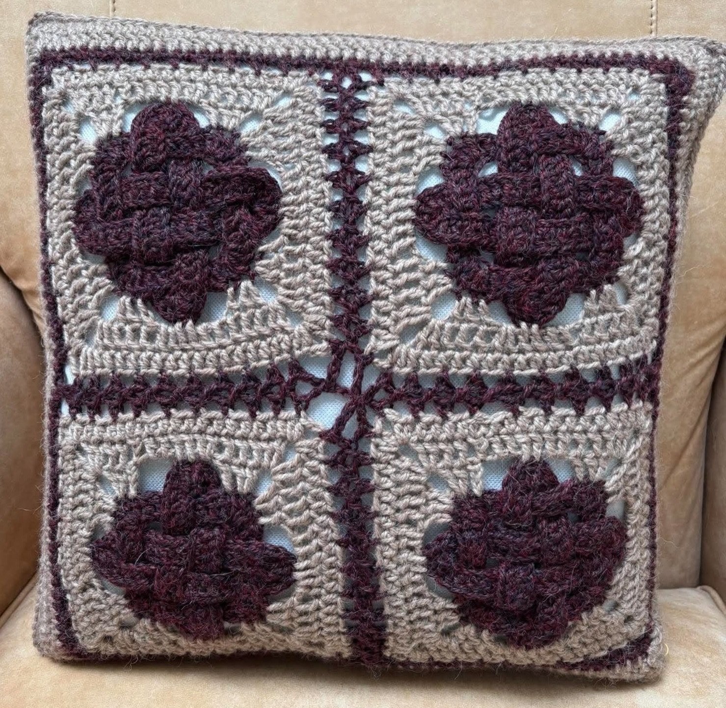 Pillows are the new shawl! Amirite? @loftylousyarn