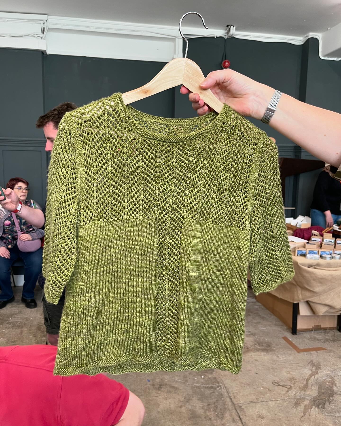 I loved spotting this Isla top on the sample rail @thejournalofscottishyarns when I was at @woollygoodedinburgh on Friday 

I believe this gorgeous green version uses yarn from @strandeddyeworks 💚 I looked for the pink sample which uses my Deep Arme