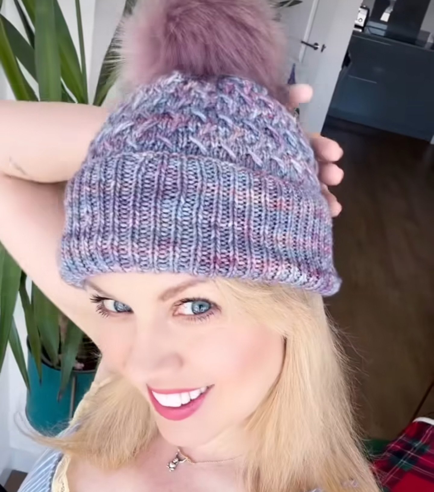 Well it&rsquo;s not very often a Strictly Star knits with my yarn! 💃 

Doesn&rsquo;t @realjoanneclifton look amazing in this Bristlecone Hat?! 

Our mutual friend @scottymcscot taught Joanne to knit while they worked on the Shrek tour and I think th