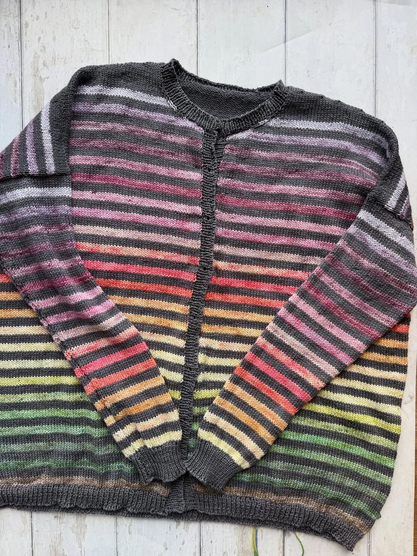 Look how pretty these advent projects are!! 

Colleen had the 20g succulents advent and paired it with some granite grey to knit the #eltoncardigan by @jojilocat and had enough leftover to knit a #paintingbricksshawl by @westknits 

There&rsquo;s no 