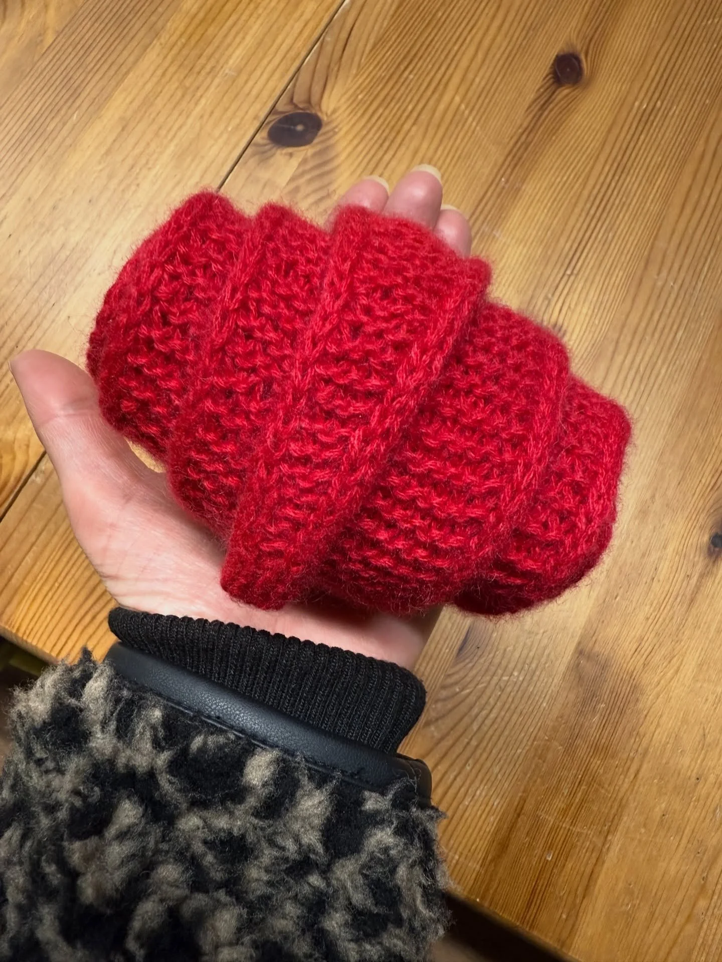 Why has it taken me so long to knit the @petiteknit #sophiescarf !!

It flew off the needles in a couple of evenings - maybe there will be some handmade gifts after all 😂

I had some Cardiff cashmere in my stash and one ball was enough to make this 