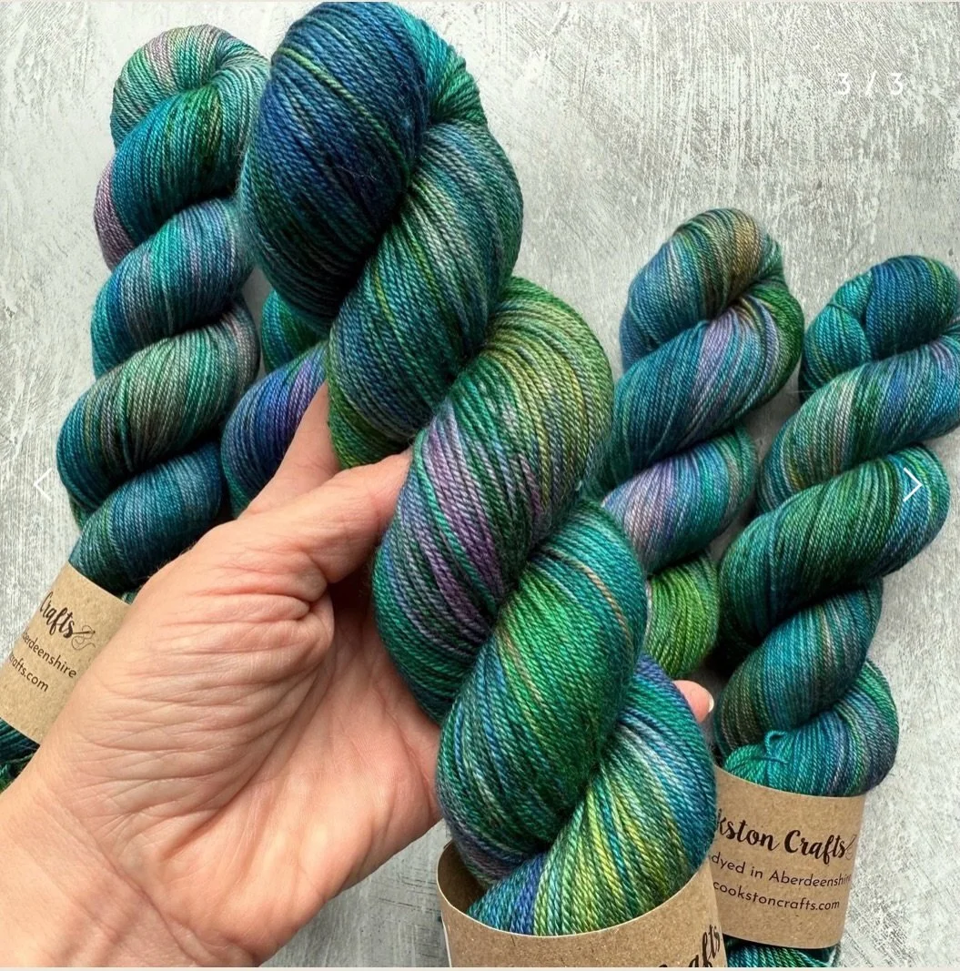 This Peacock colourway on the merino yak silk base was a total sell out at @tangledgalashiels 

I have Samira @eildonhillsdesigns to thank for not only organising such a wonderful show but also choosing my yarn to design this Selkirk Top. You can fin