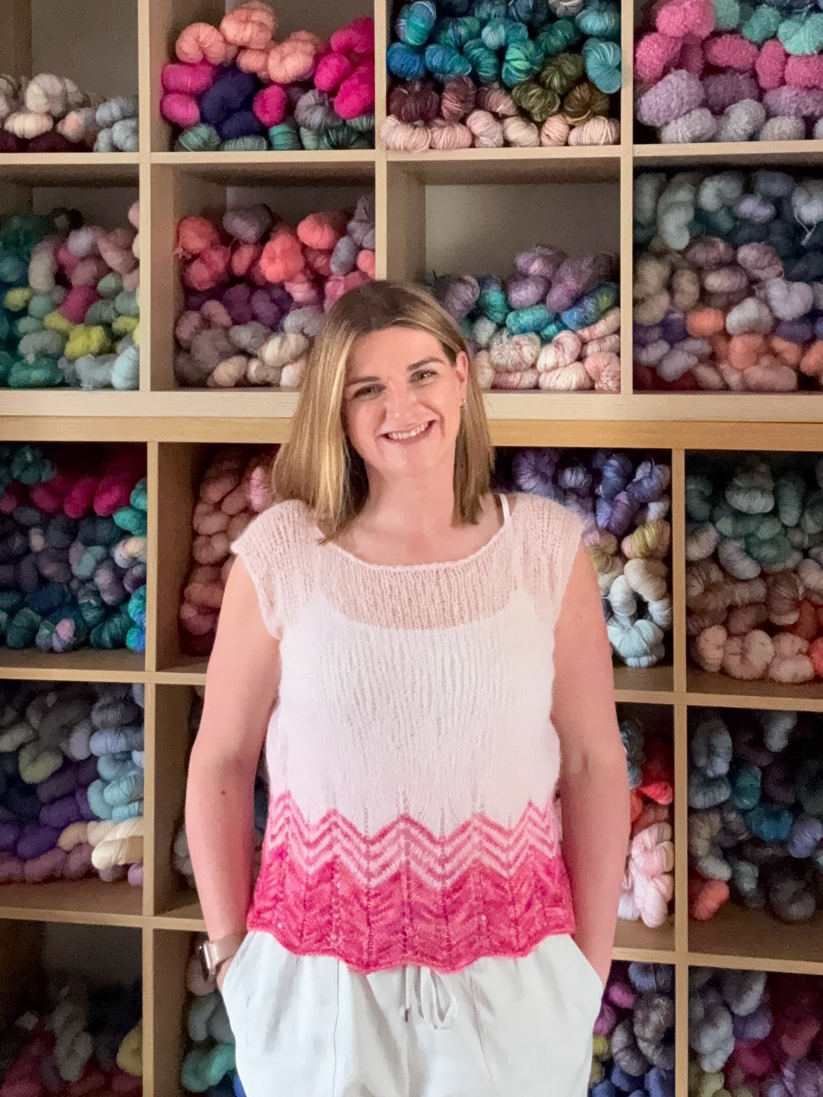 I recently finished this Manis Top by @yamagara a beautiful lightweight summer top that knits up in no time. 

It had been in my pattern favourites for a few years and I wanted to knit with the new &lsquo;Scarlett&rsquo; colourway and thought it&rsqu