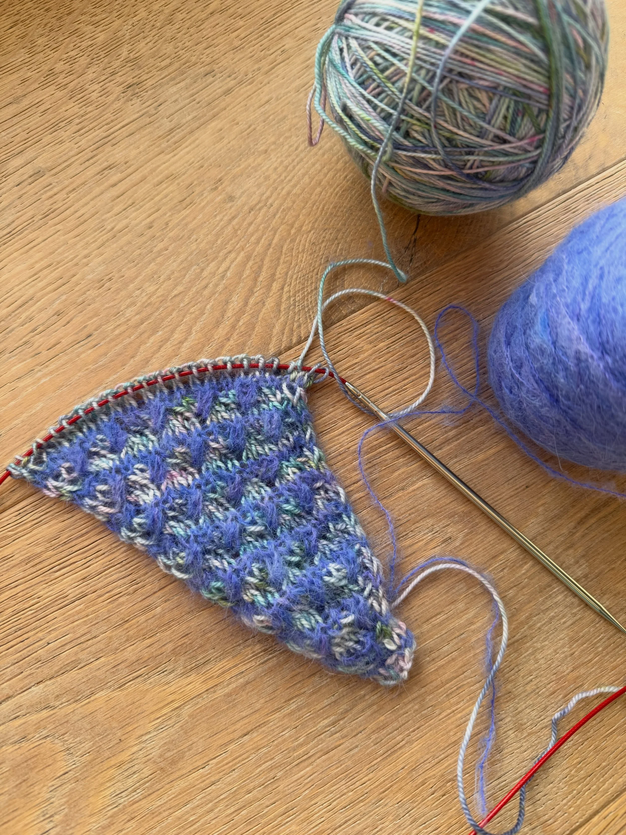 Hmmm I&rsquo;m not sure about my colour choices&hellip;.

I cast on the #teresashawl by @twinsetandpurl last night and I think the Violetta Suri is a bit overpowering against the Monet colourway. 

I was being lazy and using yarns I had already wound
