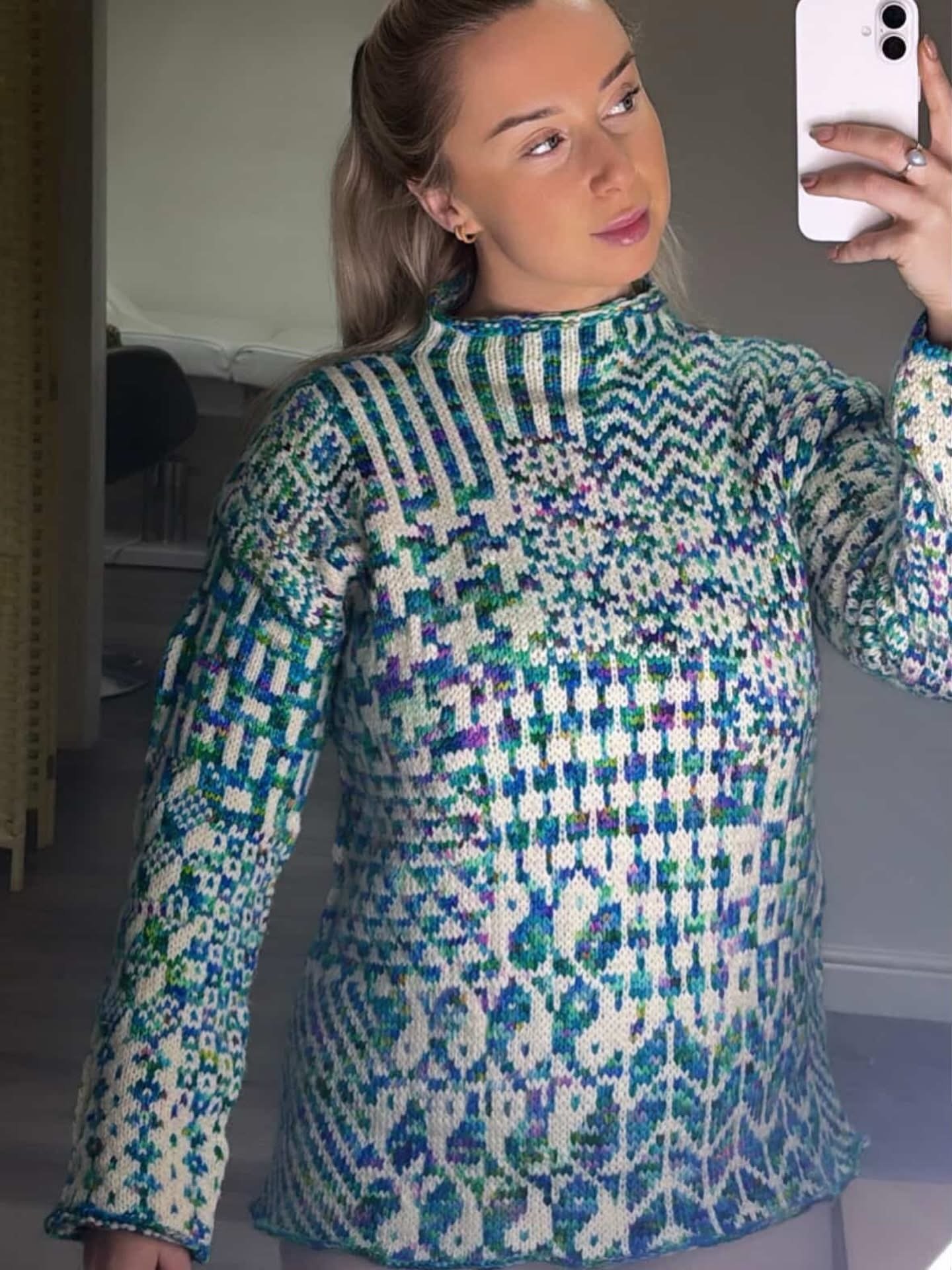 This Nordic Mix Sweater was much admired at @glasgowschoolofyarn 🦚 

@chloewyllieex very kindly let me borrow it to have on the stand and it was so cosy when the sun dipped and the temperature dropped.

It&rsquo;s a pattern by @lauradalgaardlaura an