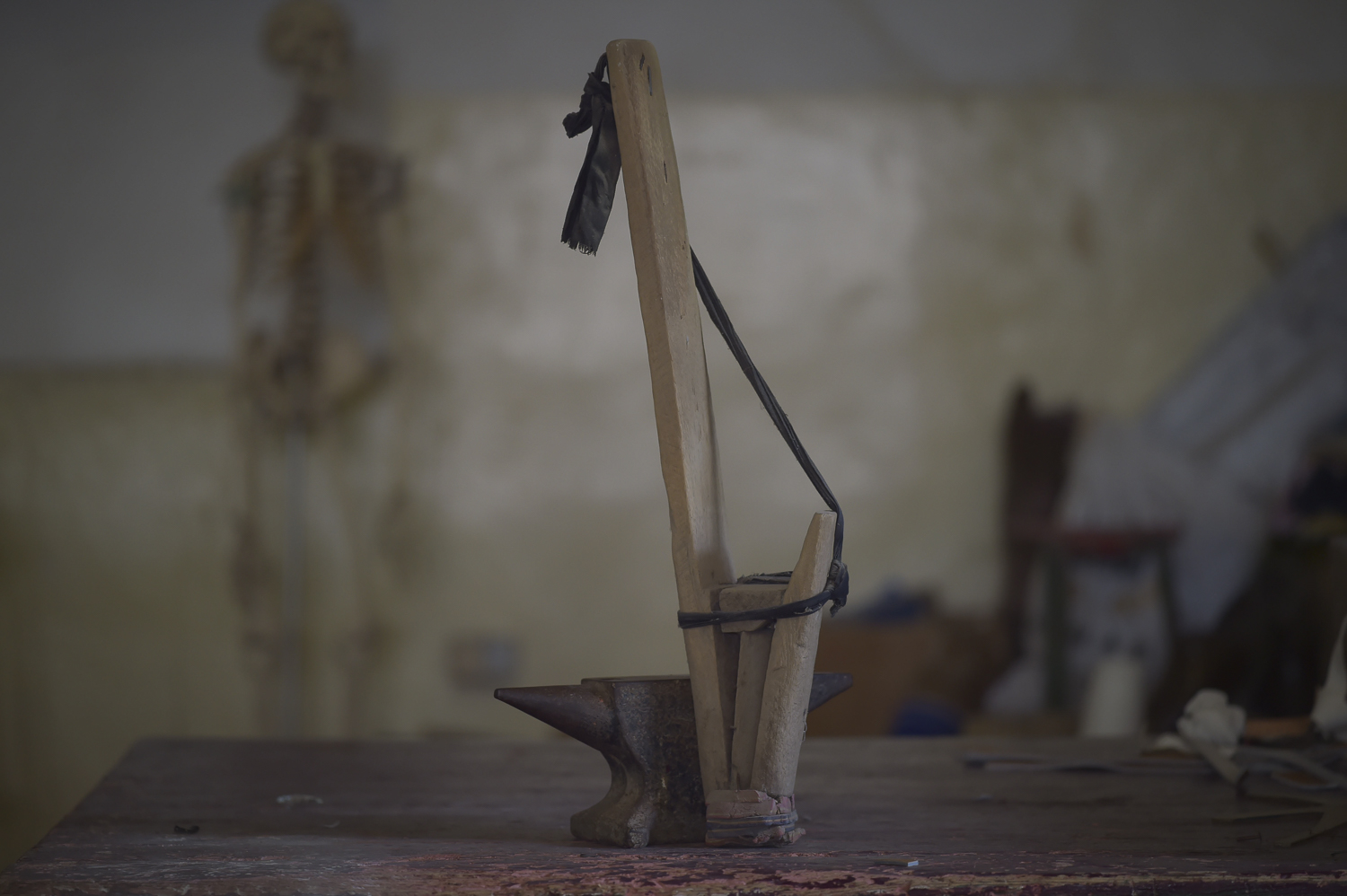 A traditional crutch, albeit made out of more modern materials - including timber, nails, and the soles of old sandals. Except for two months at the beginning of Somalia's civil war in 1991, the Red Crescent Rehabilitation Center has now been operating for more than 30 years and now sees nearly 5000 people a year - almost all of whose lives it profoudly changes. Today the staff are experts in their field and even regularly travel to other regions of the world that have been affected by war, such as Cambodia, to learn more about making prosthetics.
