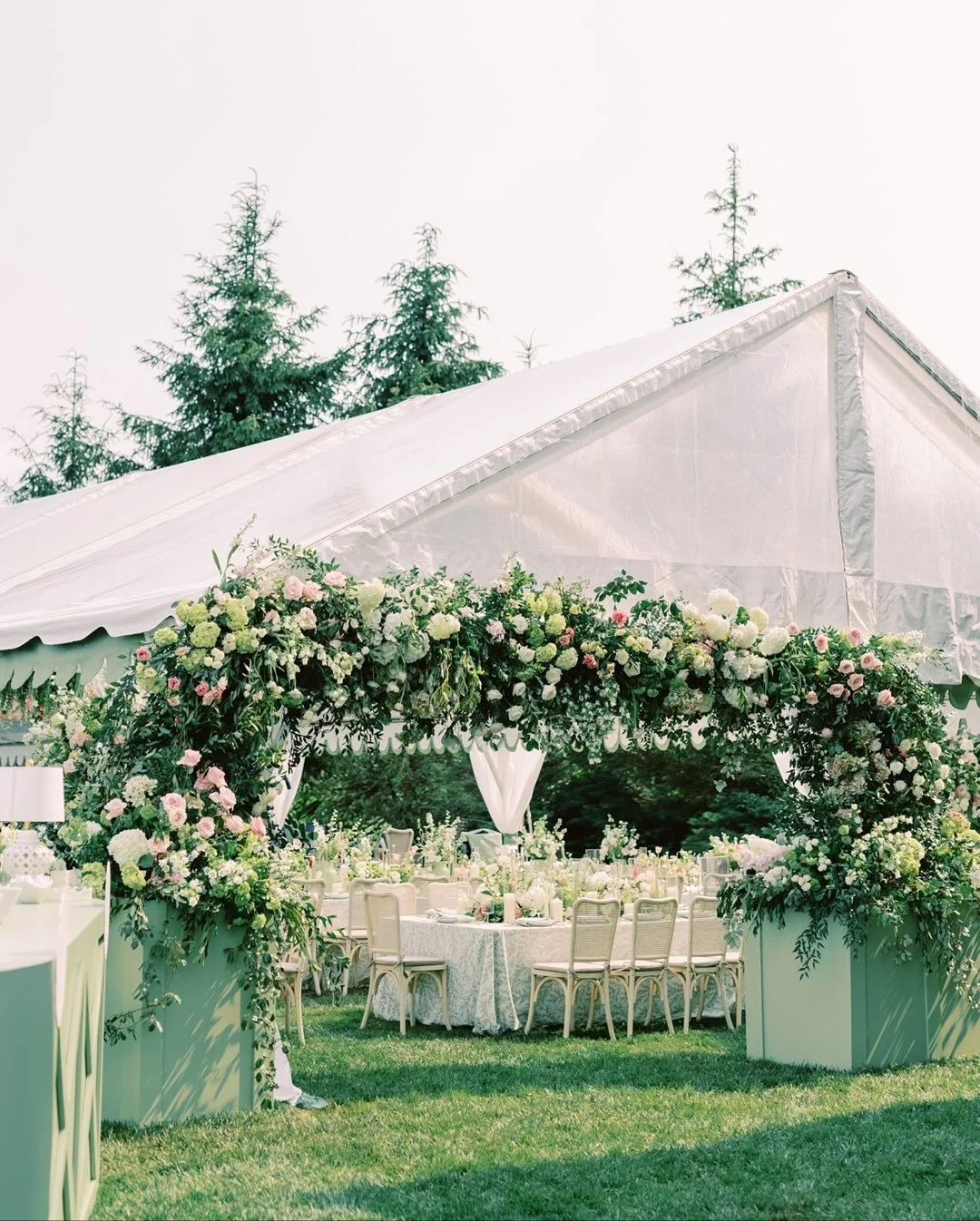 A mountain wedding masterpiece 🌿 Guests in timeless black, surrounded by romantic pastels, lush blooms, and sweeping views. Every detail felt intentional, refined, and breathtaking.