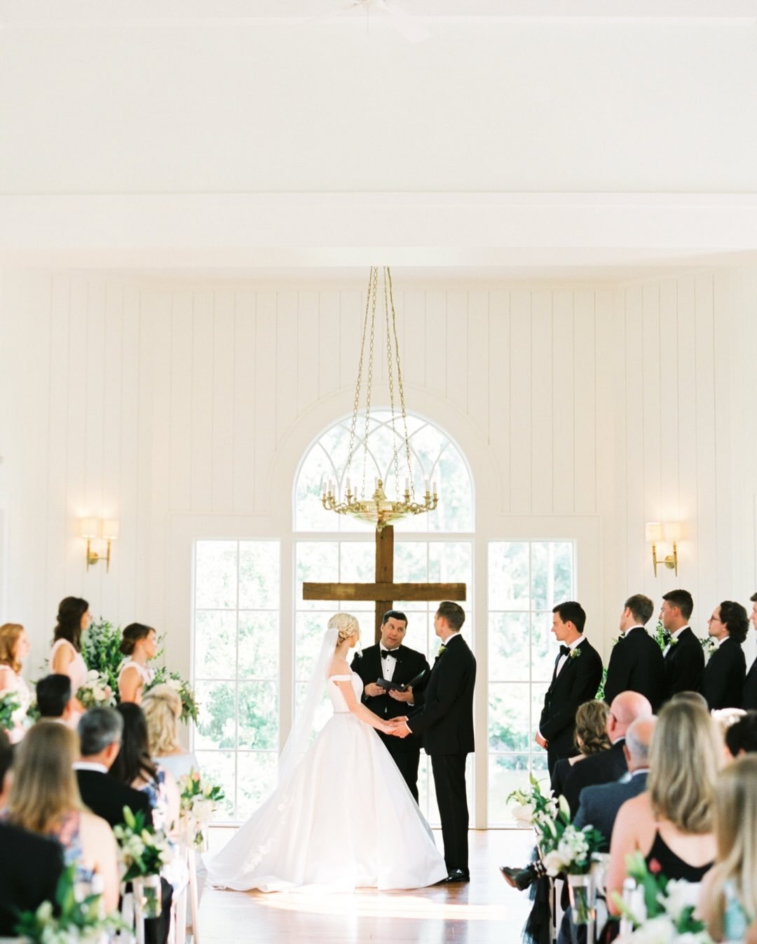 Wishing everyone a very Merry Christmas! 🎄✨ We&rsquo;re still swooning over Amanda &amp; Will&rsquo;s gorgeous Palmetto Bluff wedding and can&rsquo;t wait to capture another beautiful couple there this year! 💍

Congrats to all the newly engaged cou