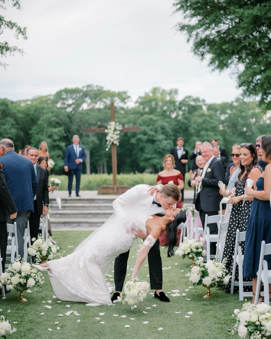 A timeless Southern wedding wrapped in white blooms, black accents, champagne toasts, and the sweetest kind of joy. Carleigh and Zach danced their way into forever surrounded by the people who love them most, and every detail felt effortlessly elegan