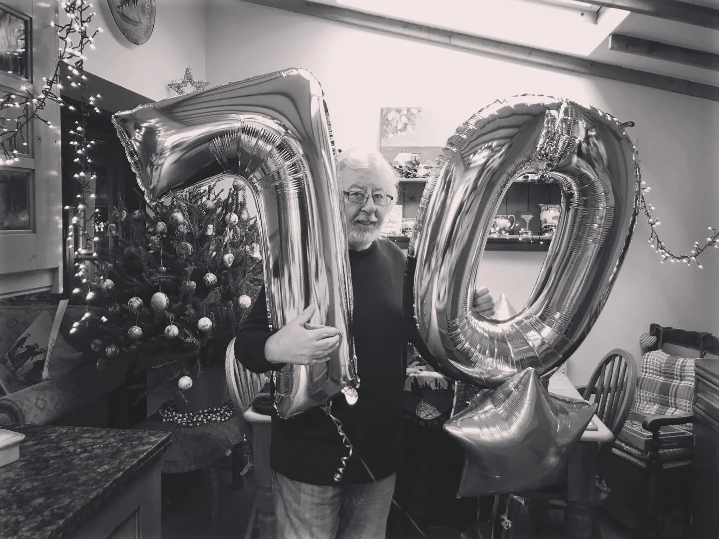 Happy 70th Birthday to my dad! We sang to him wearing masks on the doorstep and then I leant across the threshold to take this photo of him with the balloons sent by sister @lisaclaire65.
🎈
He is off now with my mum to look at the sea (perhaps stayi