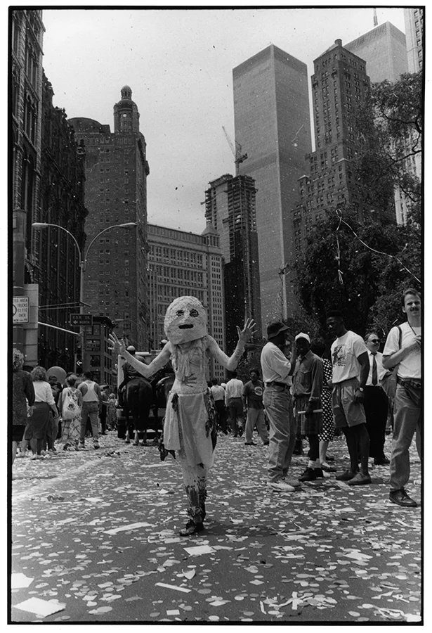 arresting-twin-tower-gulf-war-parade.jpg