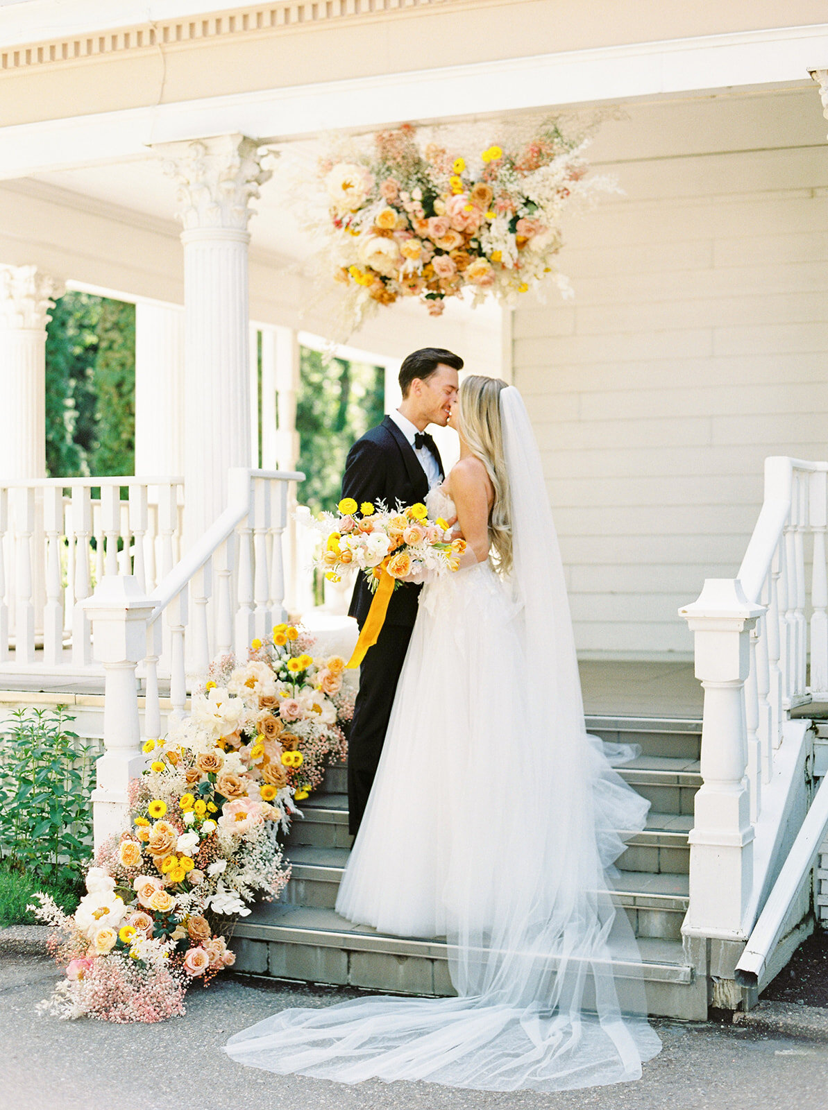 flower-artistry-beautiful-wedding-bride-groom-stairs (Copy)
