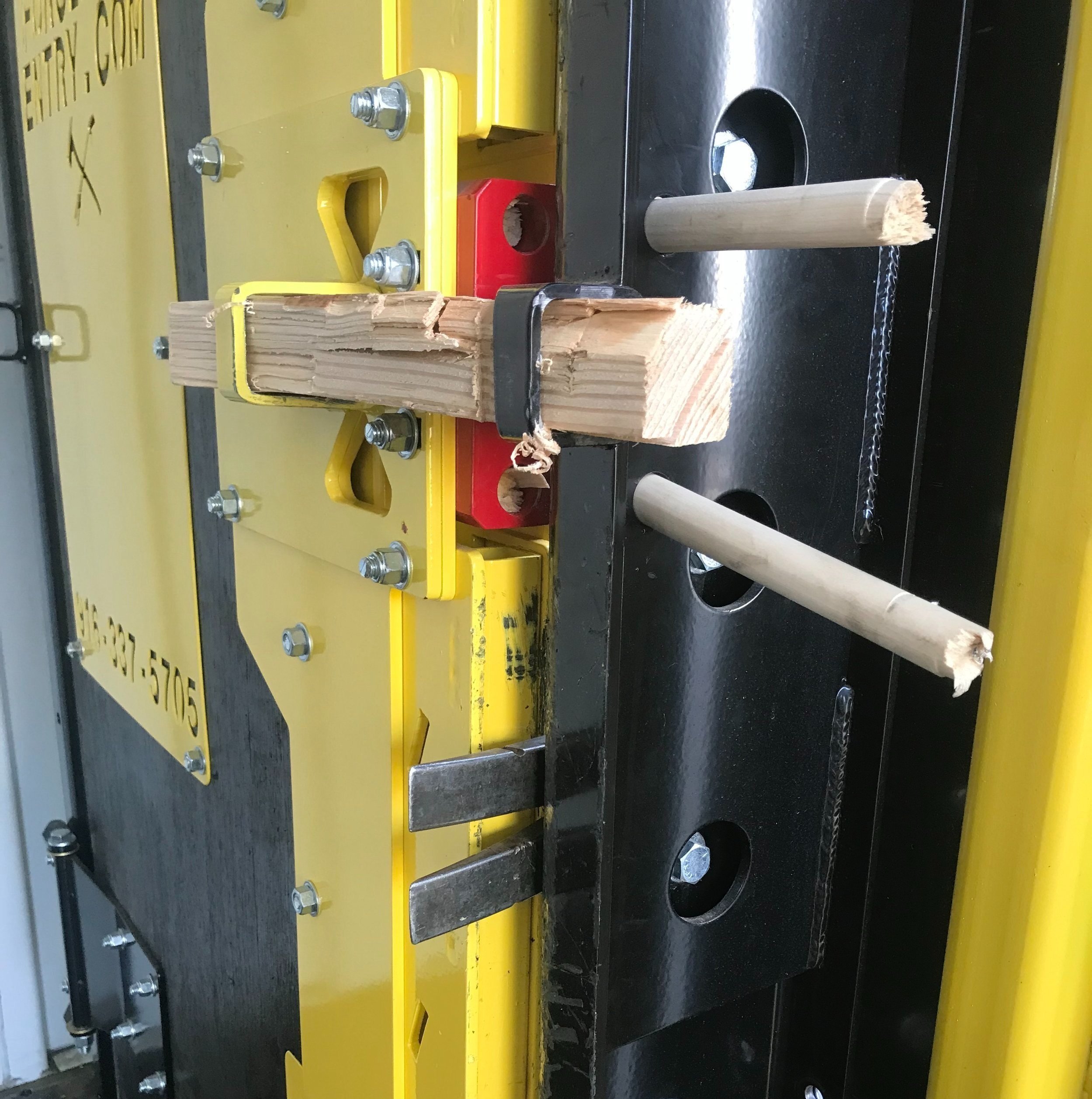 Flexible Jambs recreate realistic door jamb when turning the corner.
