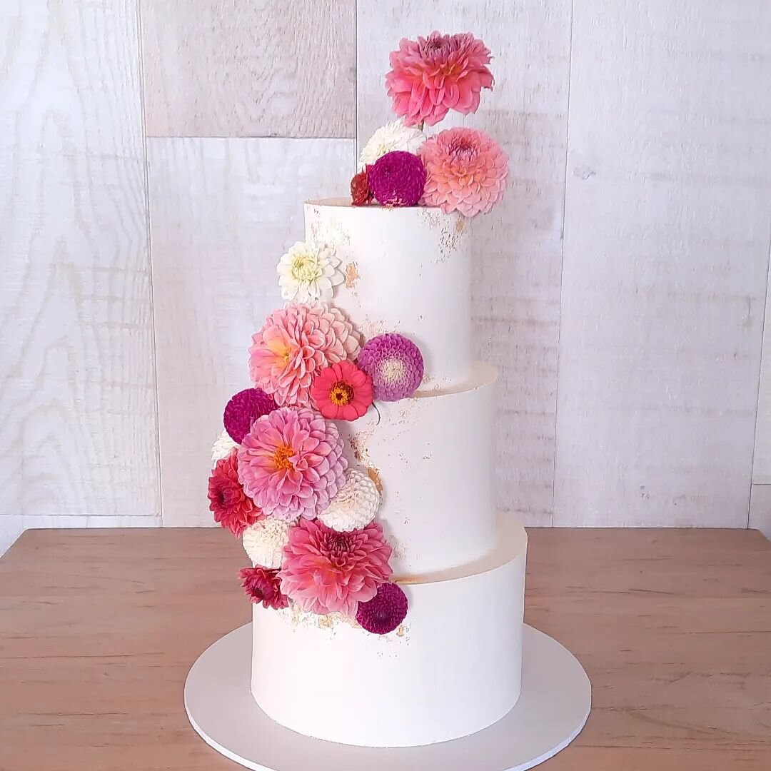 Sooooo many pretty dahlias 🩷💕💜💗

Wedding cake from last week that went to the beautiful @thekinlochmanor .  Flowers provided by @janesmith_floraldesign 

#weddingcake #weddingcakestaupo #taupoweddingcakes #taupoweddings