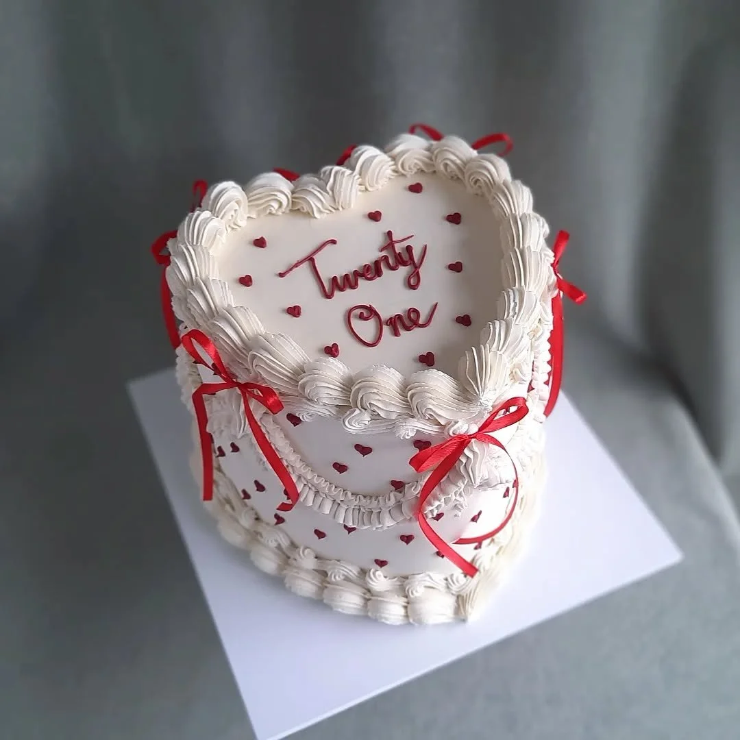 The cutest heart-shaped cake for a 21st π
#heartcake #21stcake #vintageheartcake
#taupocakes #21stcakestaupo
