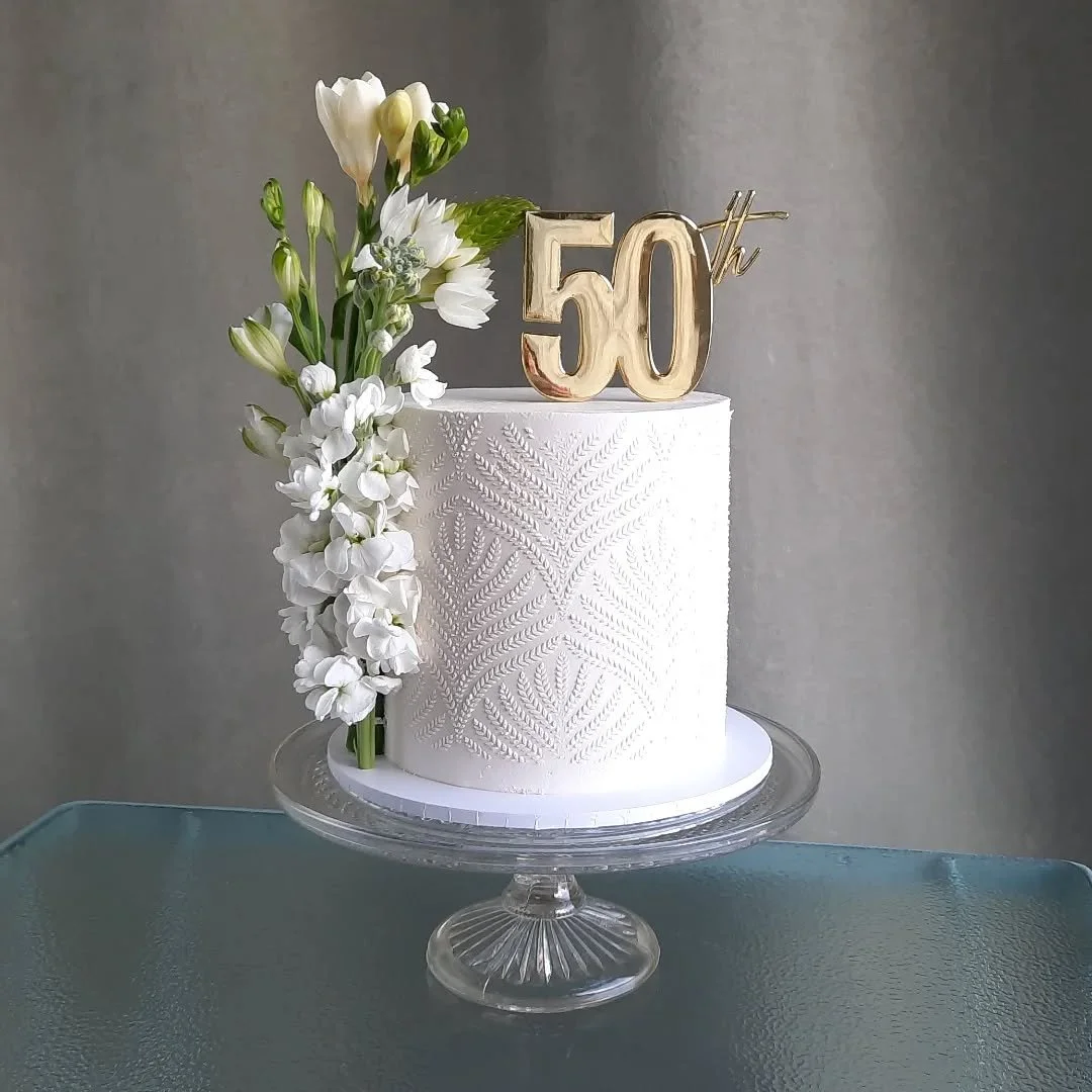 An elegant cake in celebration of a 50th wedding anniversary π
Flowers from @janesmith_floraldesign 
Topper from @chefscomplementsnz
#taupocakes #50thweddinganniversarycake #anniversarycake