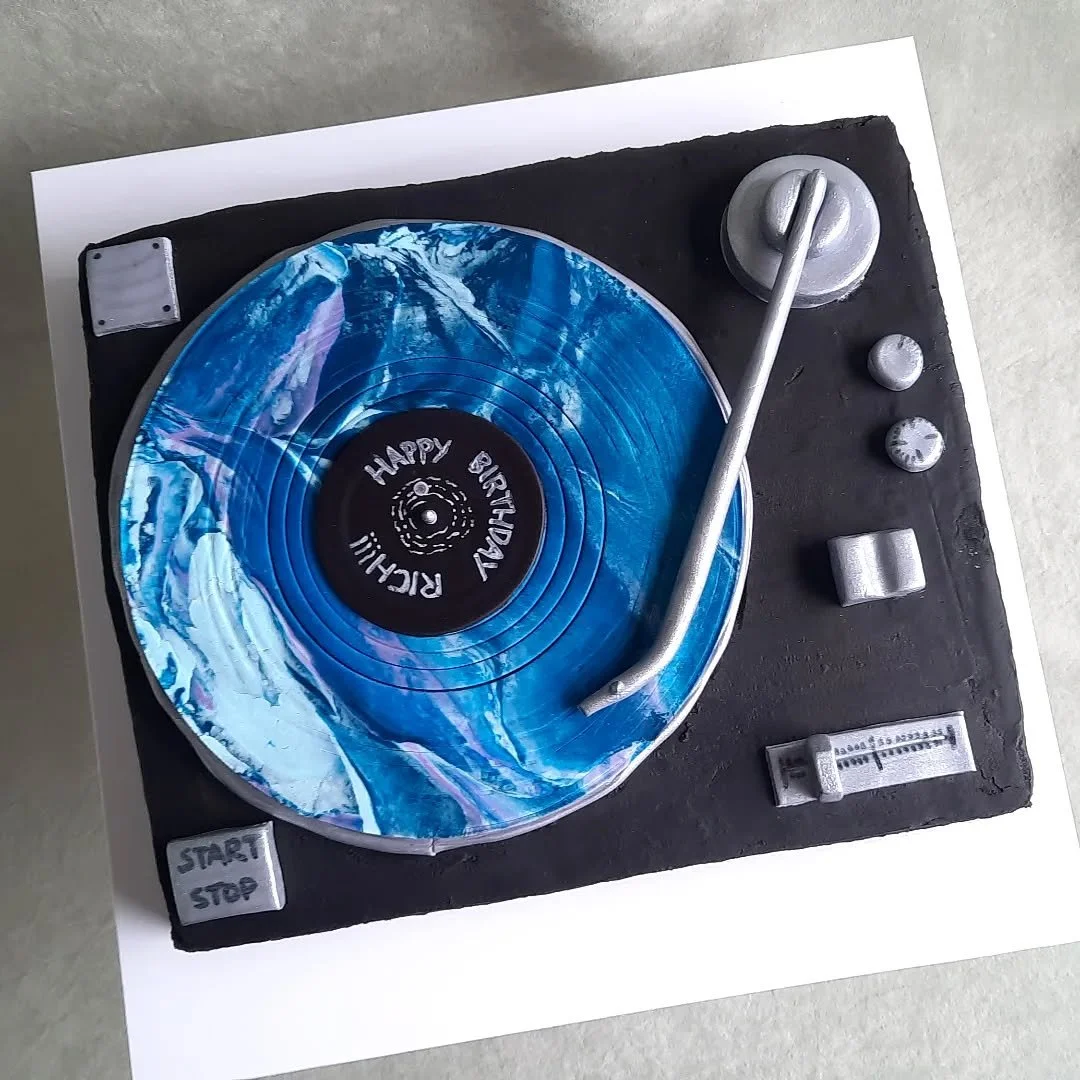 It was Mr Kootcakes birthday last week, so I tested my rectangle cake tin out and made him a record player cake.  I love that records these days aren't just black anymore, so I went with a blue marbled look π  I still struggle with getting the edges