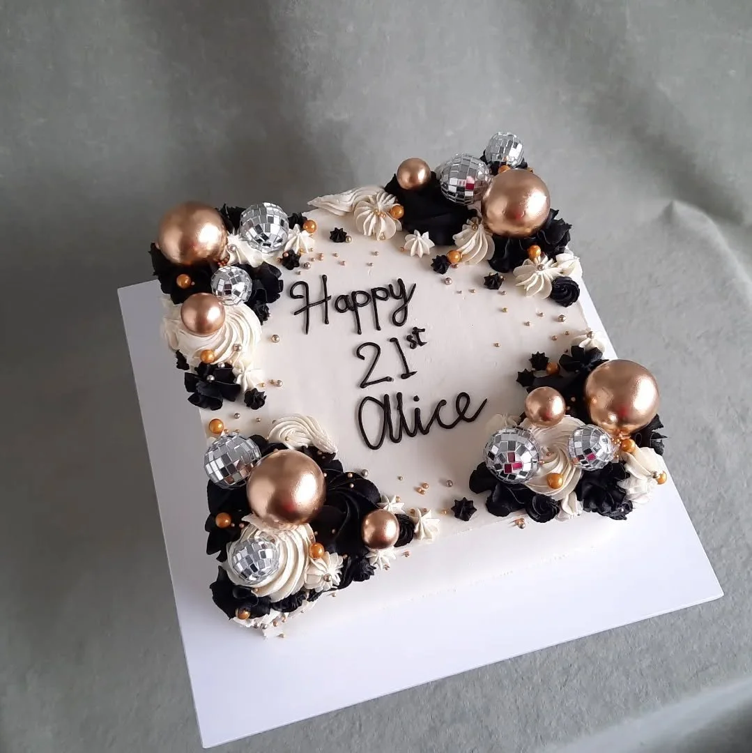 Four 21st cakes, all with completely different themes, from sparkly and gold, to pink and flowery, from rustic and cowgirl to pretty and pacific 💛🌸👢🌺

#21stcakestaupo #21stcake #birthdaycakes #birthdaycakestaupo #taupocakes