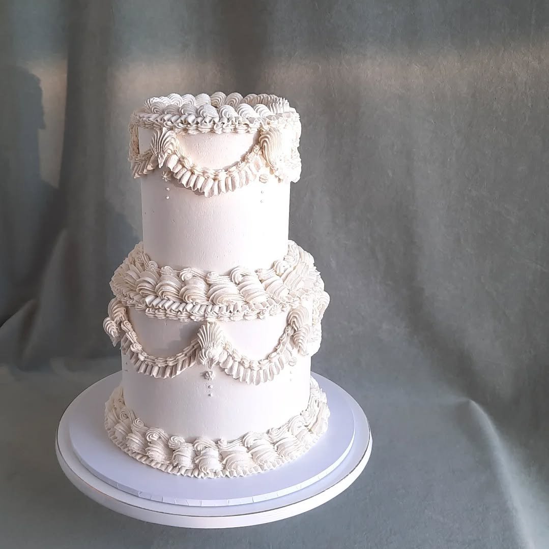 The light hit this wedding cake in all the right ways 💖

#taupoweddings #taupoweddingcakes #vintageweddingcake #lambethweddingcake