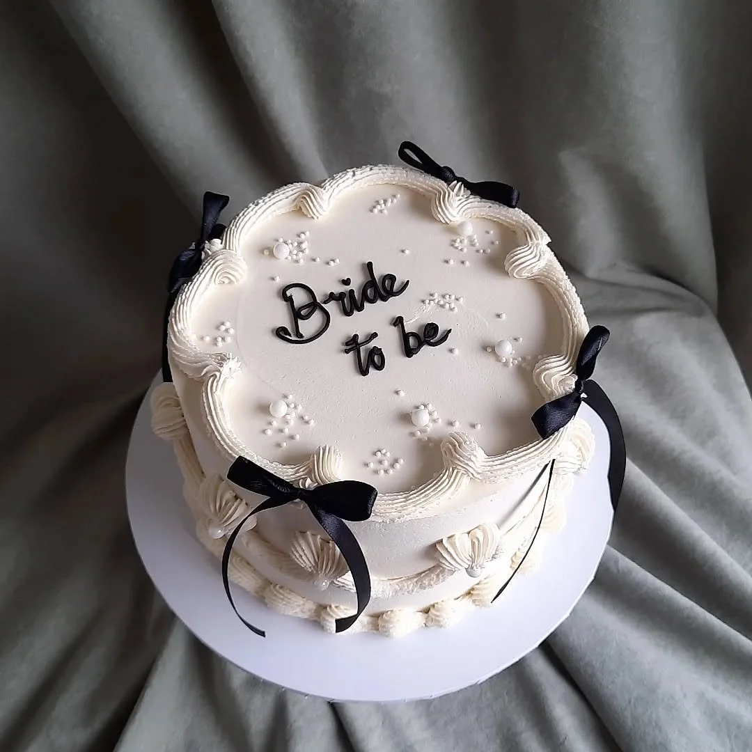 Cute Hens Party cake! 🖤🤍

An inspiration photo was provided for this design.

#henspartycake #henspartycaketaupo #bachelorettecake 
#bacherolettepartycake #cutecake #taupocakes