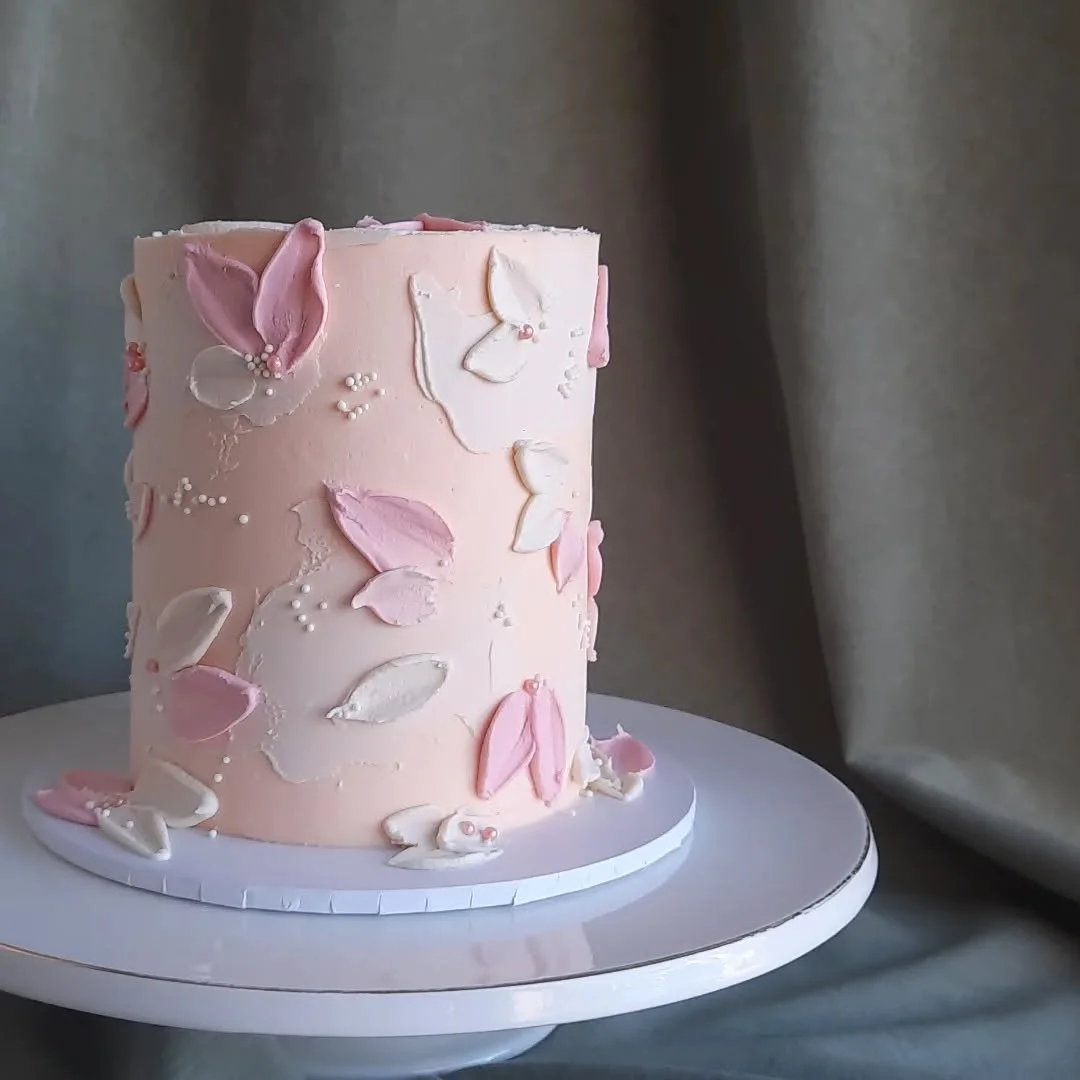 Photo dump time ☺️ I'm just going to free up some space on my phone before the new year - too many photos! 🤦&zwj;♀️😆 Can you tell I love buttercream?  Thanks for all your support, it means a lot to the family and I 🥰💕

#taupocakes #birthdaycakest