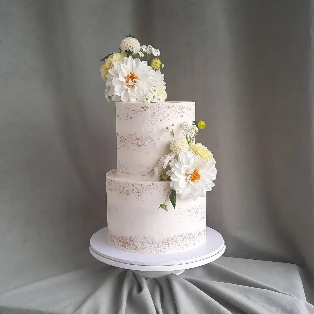 Congratulations Nick &amp; Rachel! 🤍💛

Another stunning wedding @ohakuri_rise - check out the photos by @gracejonesphotographynz 🤩

7" + 9" lemon cake with vanilla buttercream 
Finished with a semi-naked look and fresh flowers @byjanesmi