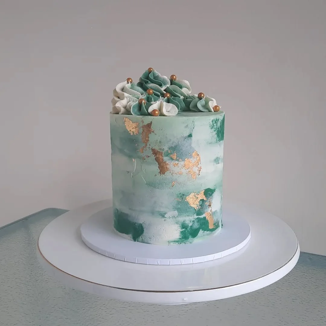 It's not a Christmas cake but kind of gives the vibes 💚

#birthdaycakestaupo #birthdaycake #taupocakes #watercolourcake #greenandgoldcake
