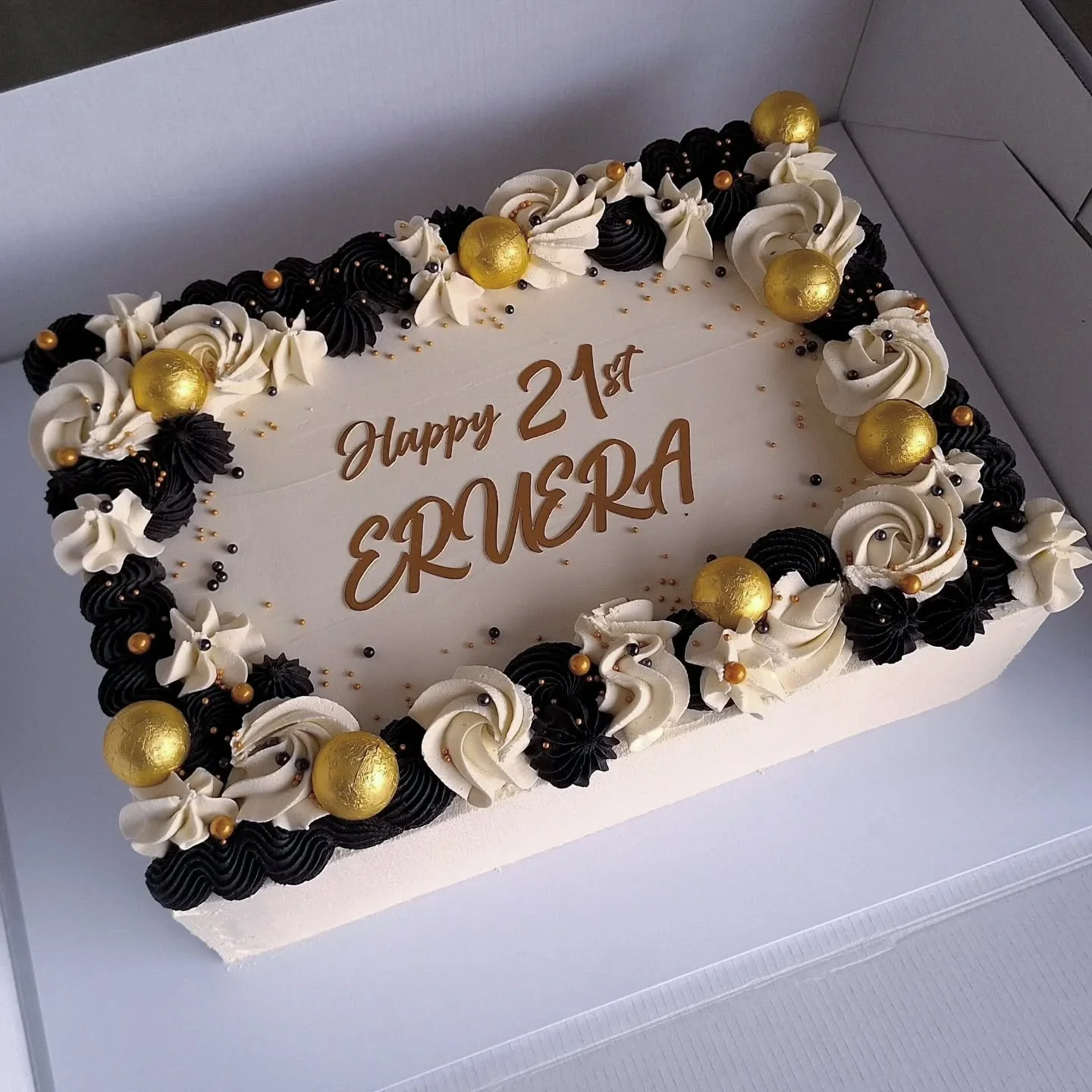 Rectangle (or "slab") cakes are now available - i just need to find some time to add them to the website 😉🤦&zwj;♀️😆

This black, white and gold 21st cake, came with matching cupcakes 🖤🤍💛

#taupocakes #21stcake #birthdaycakestaupo #bla