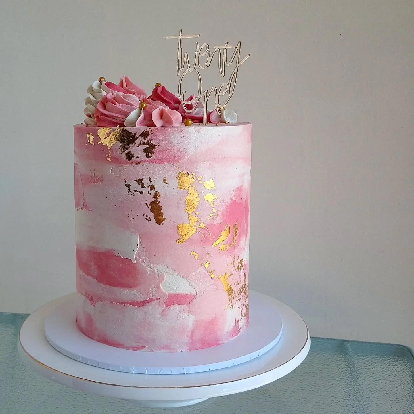 A couple of Twenty-first cakes, with my interpretation of "watercolour" and "marbled" buttercream 💖🖤 
Which is your favourite?

#taupocakes #21stcakestaupo #21stcake #birthdaycakestaupo #birthdaycakes