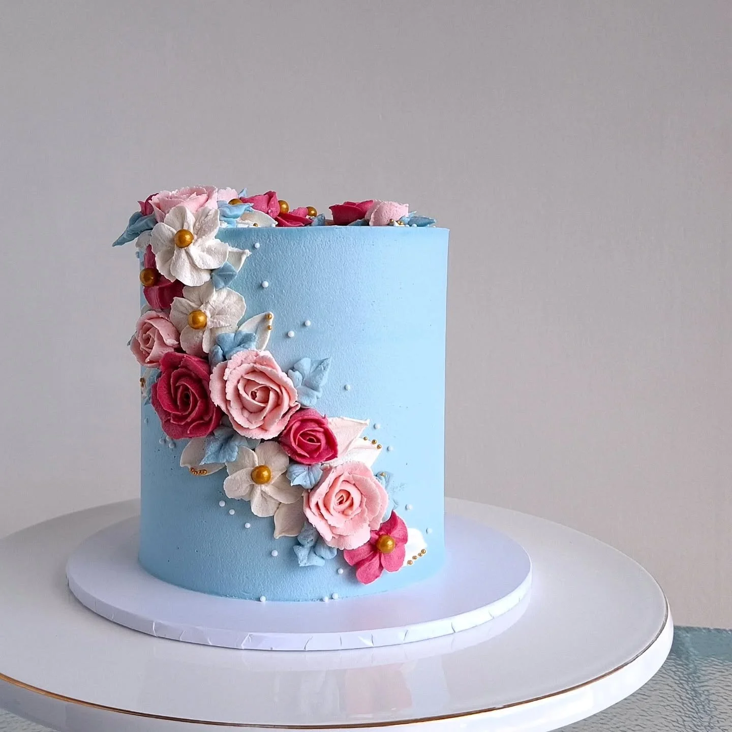 Last week was a biggie, and it ended with this cute cake 
🩷💕🩵
The Galentines Cupcake Decorating event is tomorrow night, I think there's 1 ticket left - if you're still keen, get in touch asap 😊

#taupocakes #cutecakes #buttercreamflowercake 
#bi