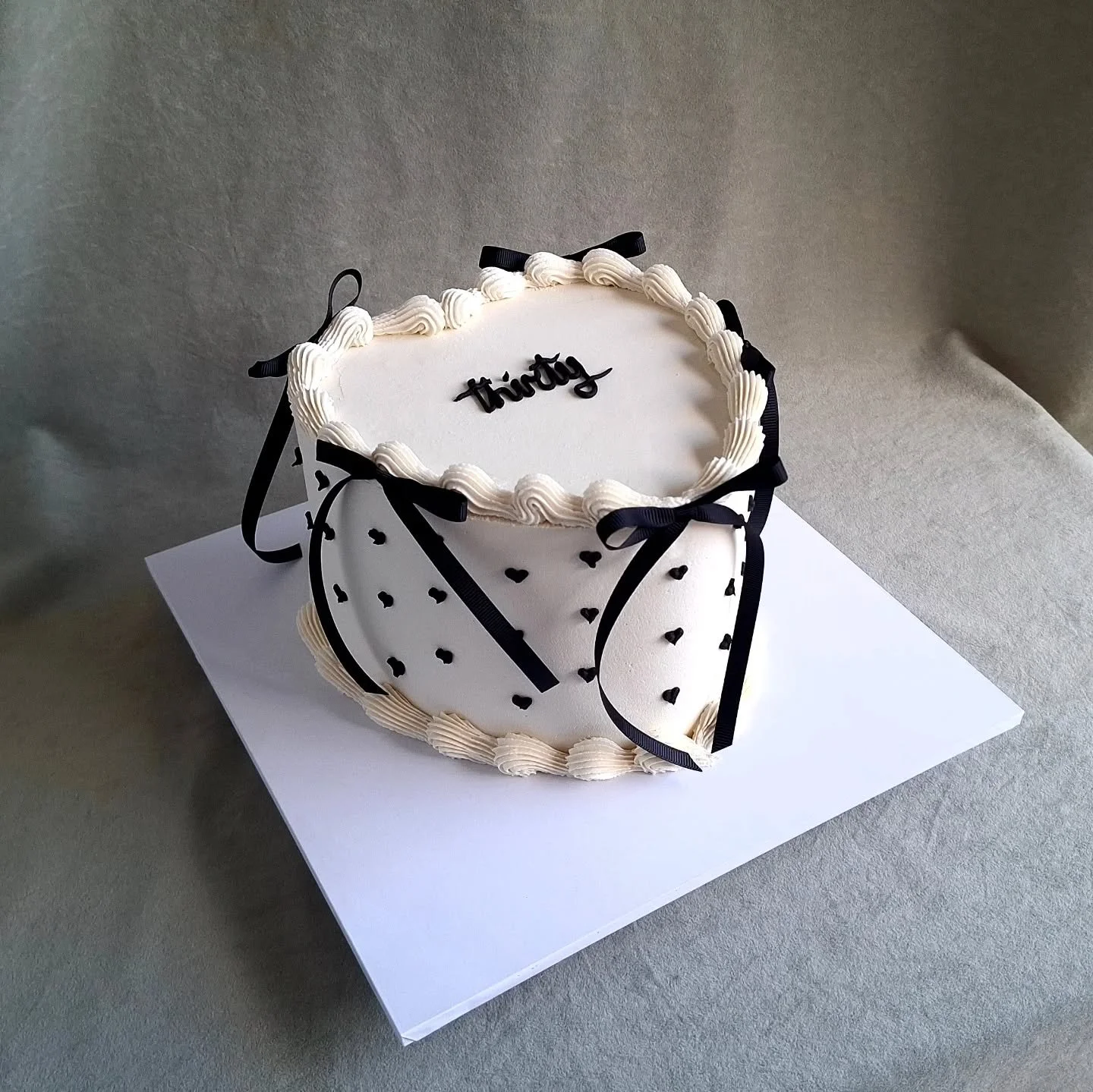 T H I R T Y 💖  So cute! 🎀

#heartcake #taupocakes #30thcake #birthdaycake #birthdaycakestaupo