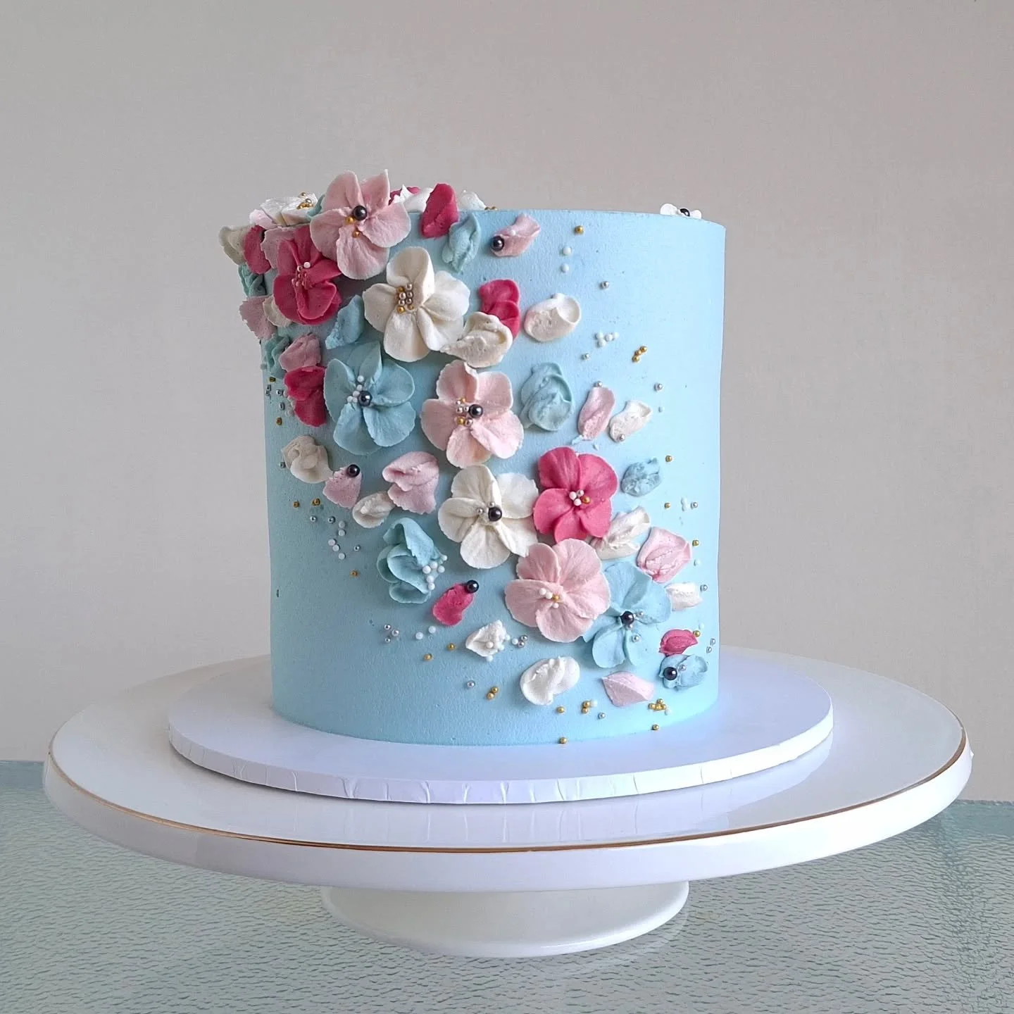 Happy 50th birthday! 🩵🤍🩷 

Similar colour palette as a recent cake but with a different style of buttercream flowers 😊

#birthdaycake #cakestaupo #taupocakes #prettycake