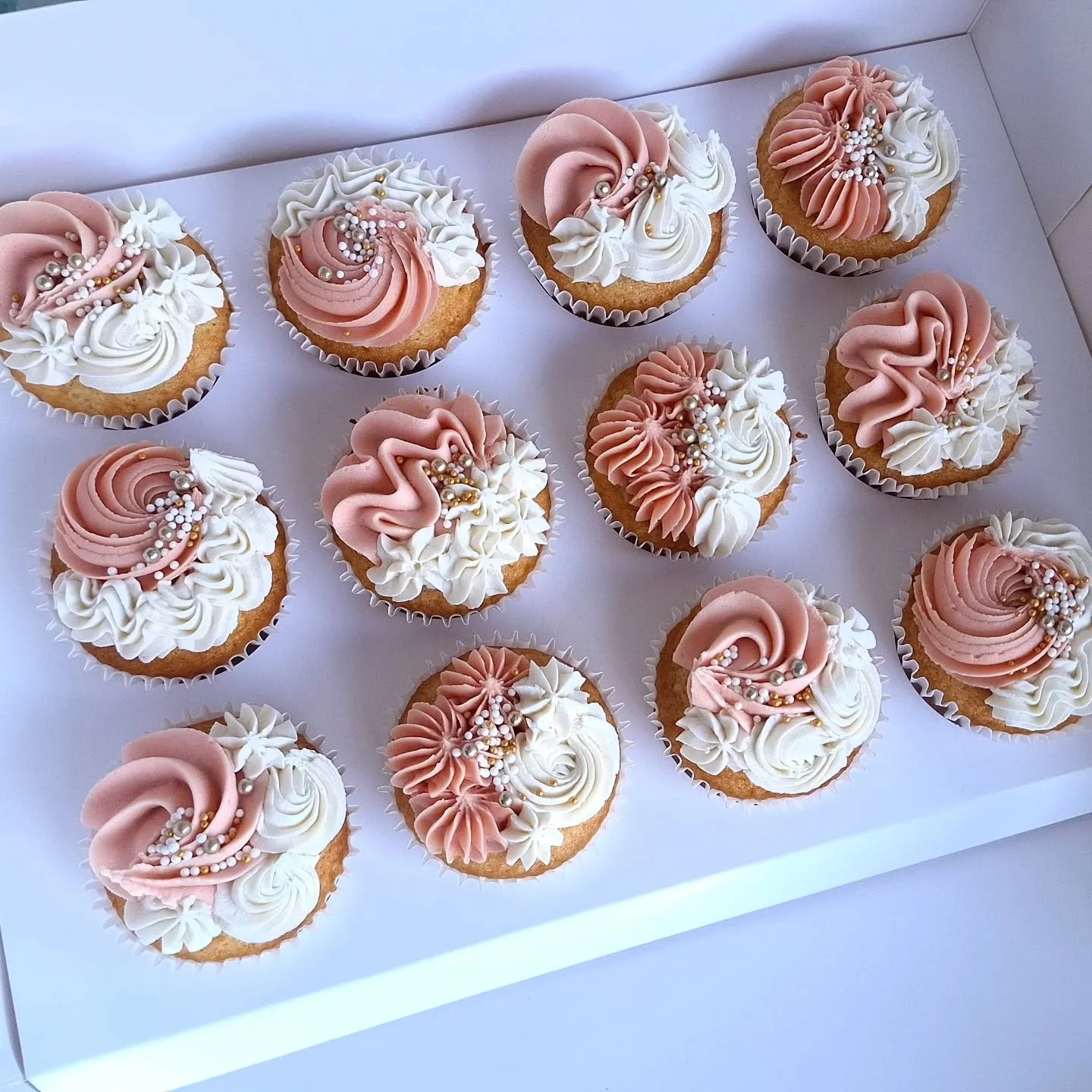 These pretty cupcakes had a mix of salted caramel, espresso and vanilla buttercream for a hens do 🥳💕🥂

#cupcakes #taupocupcakes #prettycupcakes