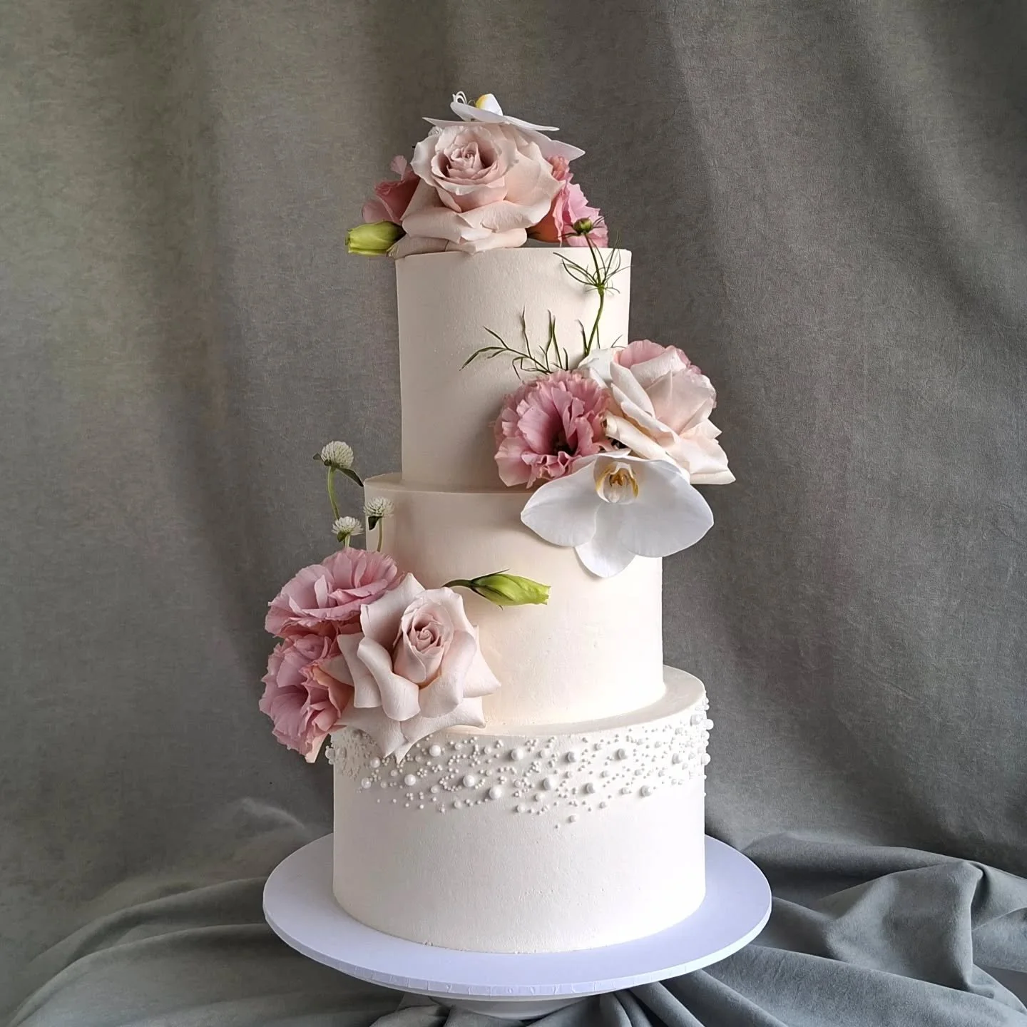 Fresh flowers,  pearls and sprinkles for this wedding cake 
🤩💍💕

Venue: @ohakuri_rise 
Flowers: @byjanesmith 
Cake Details: 
6" carrot cake with vanilla buttercream 
8" dark chocolate mudcake with raspberry buttercream 
10" vanilla 