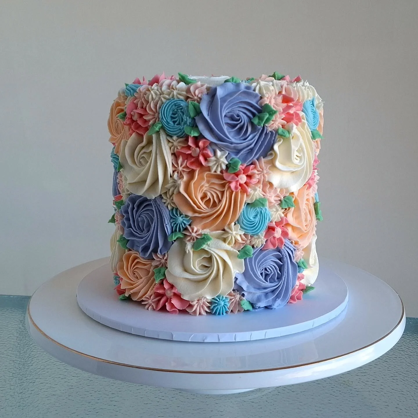 Its been a little busy here with wedding season, but in between the wedding cakes, there have been some cute buttercream flowers cakes too 💕🪻

#taupocakes #buttercreamflowercake #cutecakes