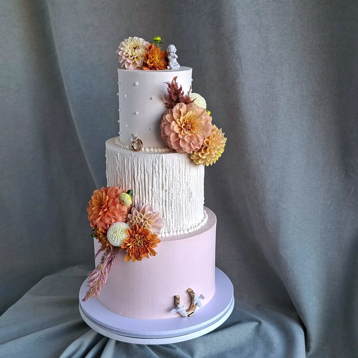 I had the honour of making this rustic autumnal wedding cake a couple of weeks ago.  There were lots of little features, from the texture, the pearls, the soft pink, the fresh flowers to the cute little decorations passed down from family 💕💍🕊

Cak
