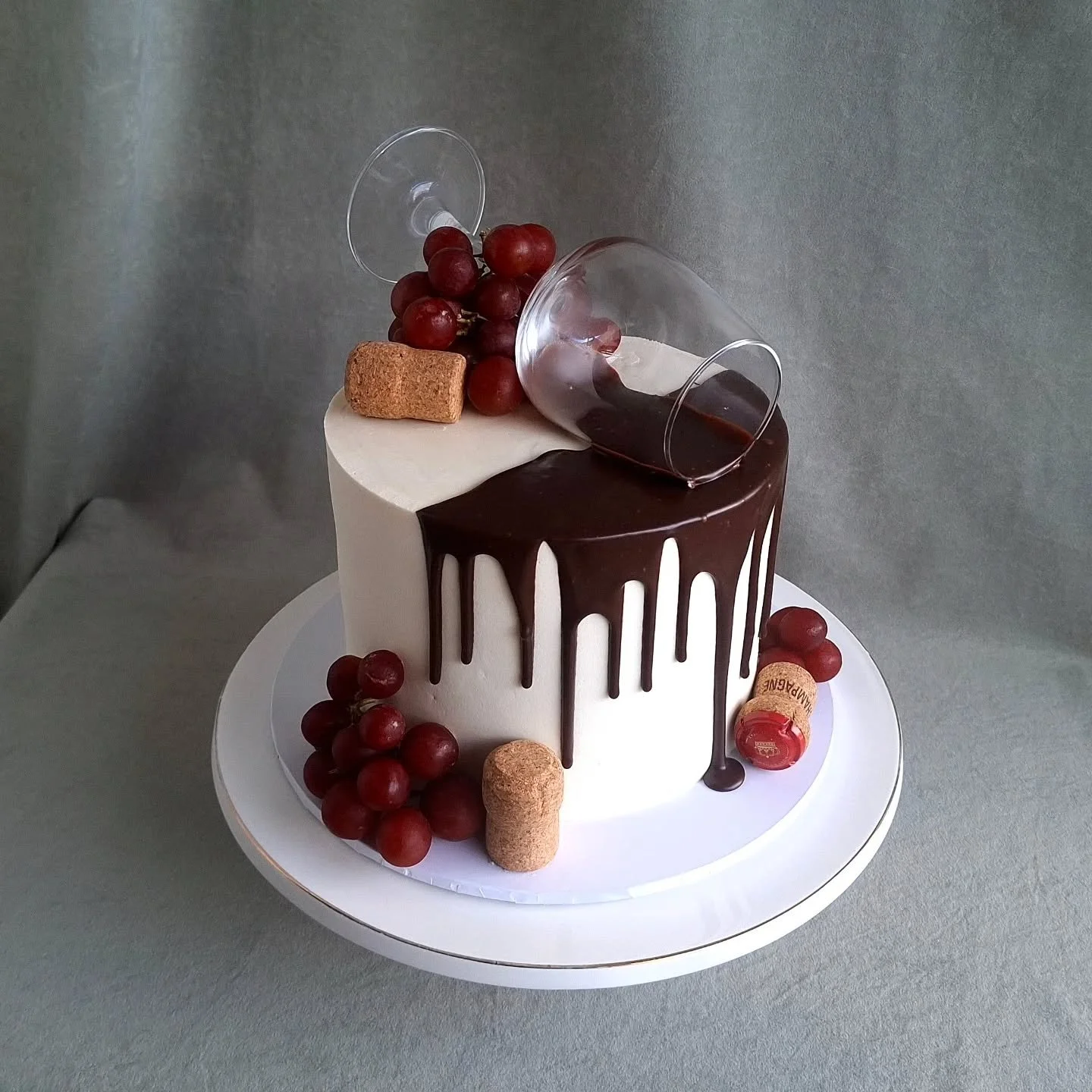 Some fun, random cakes! 🍇🧉🪦

#cakestaupo #taupocakes #birthdaycakes #kavacake