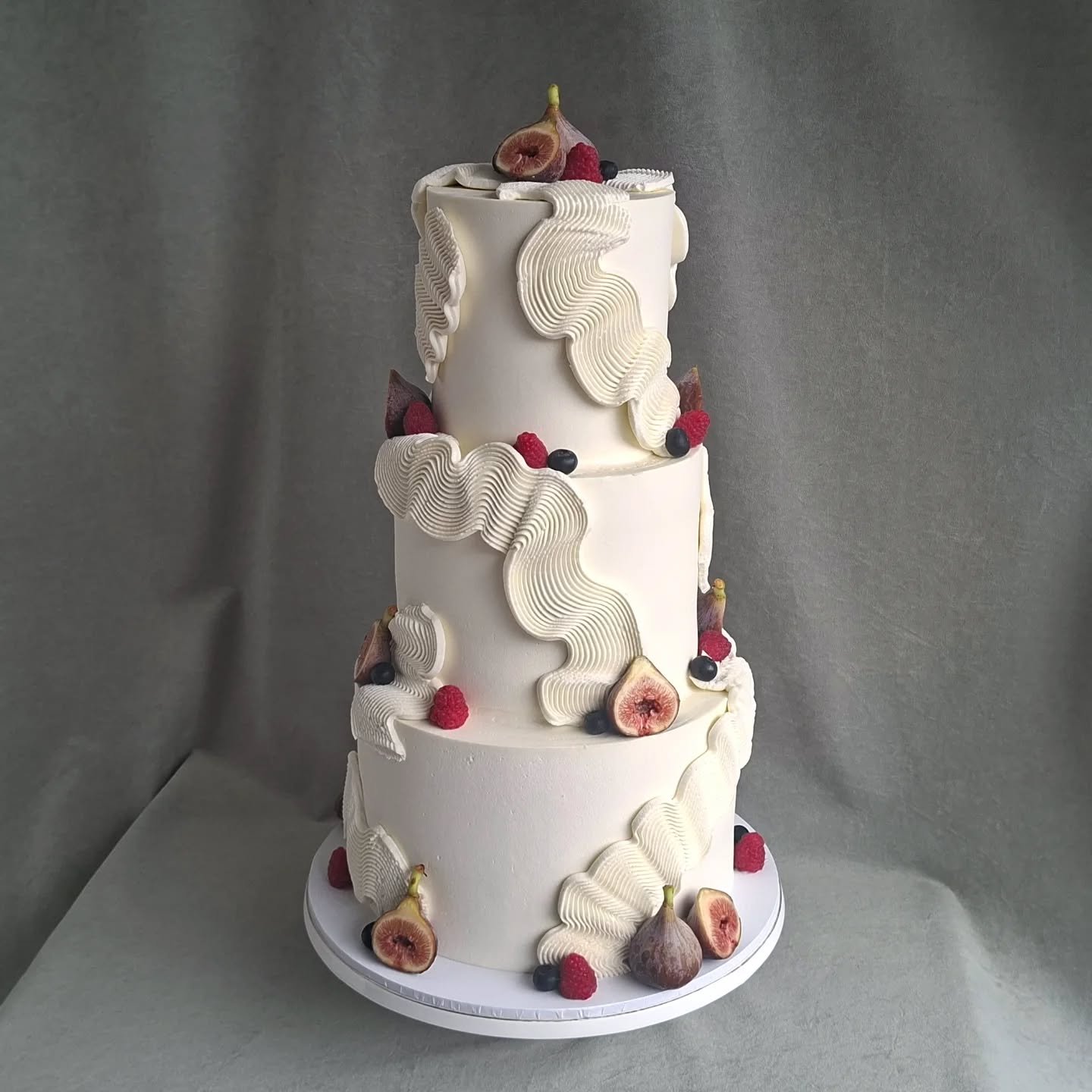 Figs and squiggles for this wedding cake 💕💍🥂

Thanks to @misfitgarden.co.nz for the super yum fresh figs, raspberries and blueberries! 🫐

Venue: @ohakuri_rise 
Cake: 3 tiers carrot cake with vanilla buttercream 

#weddingcake #taupoweddingcakes #