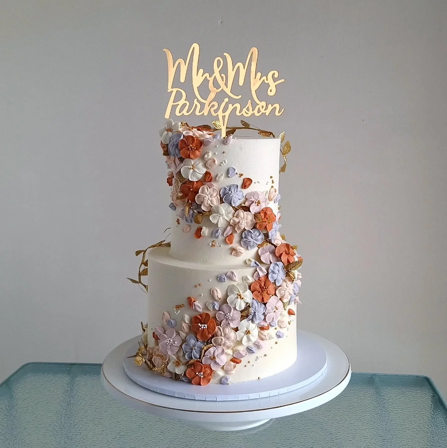 Congratulations Mr &amp; Mrs Parkinson! 💕💍🥂

Cute buttercream flower 2-tiered wedding cake with gold leaves/lights ✨️ 

#weddingcake #taupoweddingcakes #weddingcakestaupo 
#buttercreamflowers