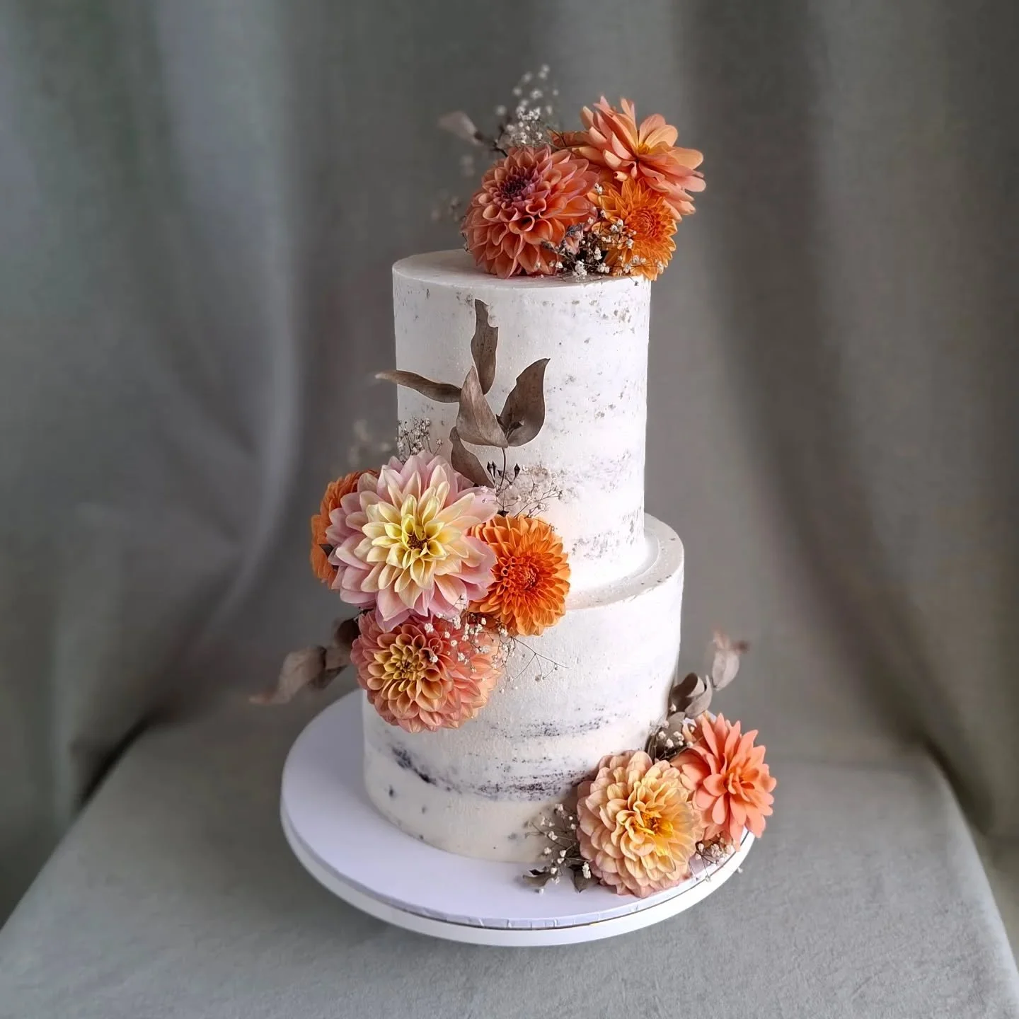 The prettiest flowers for this semi-naked autumnal wedding cake 🍁🏵🌸 Congratulations J + F !!! 💗💍🥂

Thanks to @byjanesmith for the flowers 😊

#weddingcakes #weddingcakestaupo #taupoweddingcakes #seminakedweddingcake #autumnalweddingcake